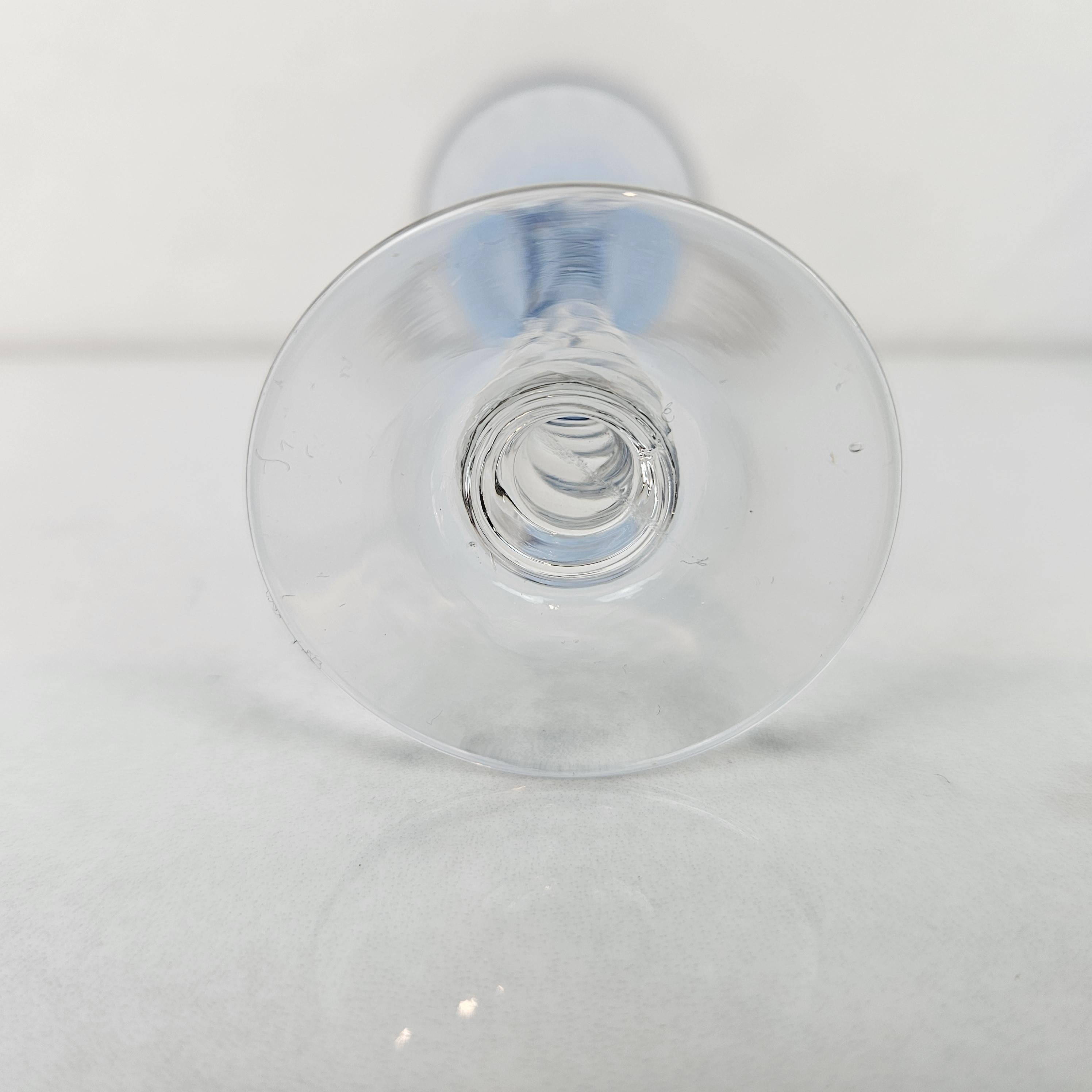 Satz von sechs mundgeblasenen farbigen Schnapsgläsern mit gedrehtem Stiel, um 1930 im Angebot 1