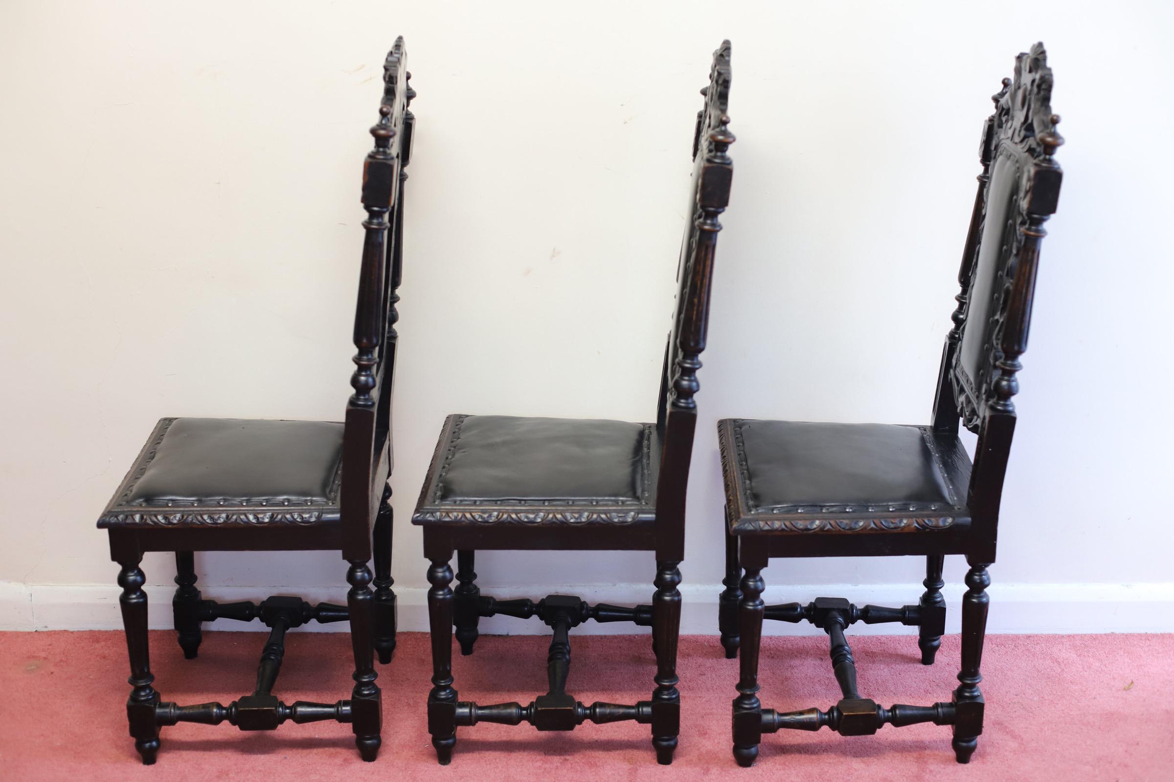 Satz mit sechs Stück   Handgeschnitzte viktorianische Esszimmerstühle mit Löwen Terminal. (Frühviktorianisch) im Angebot