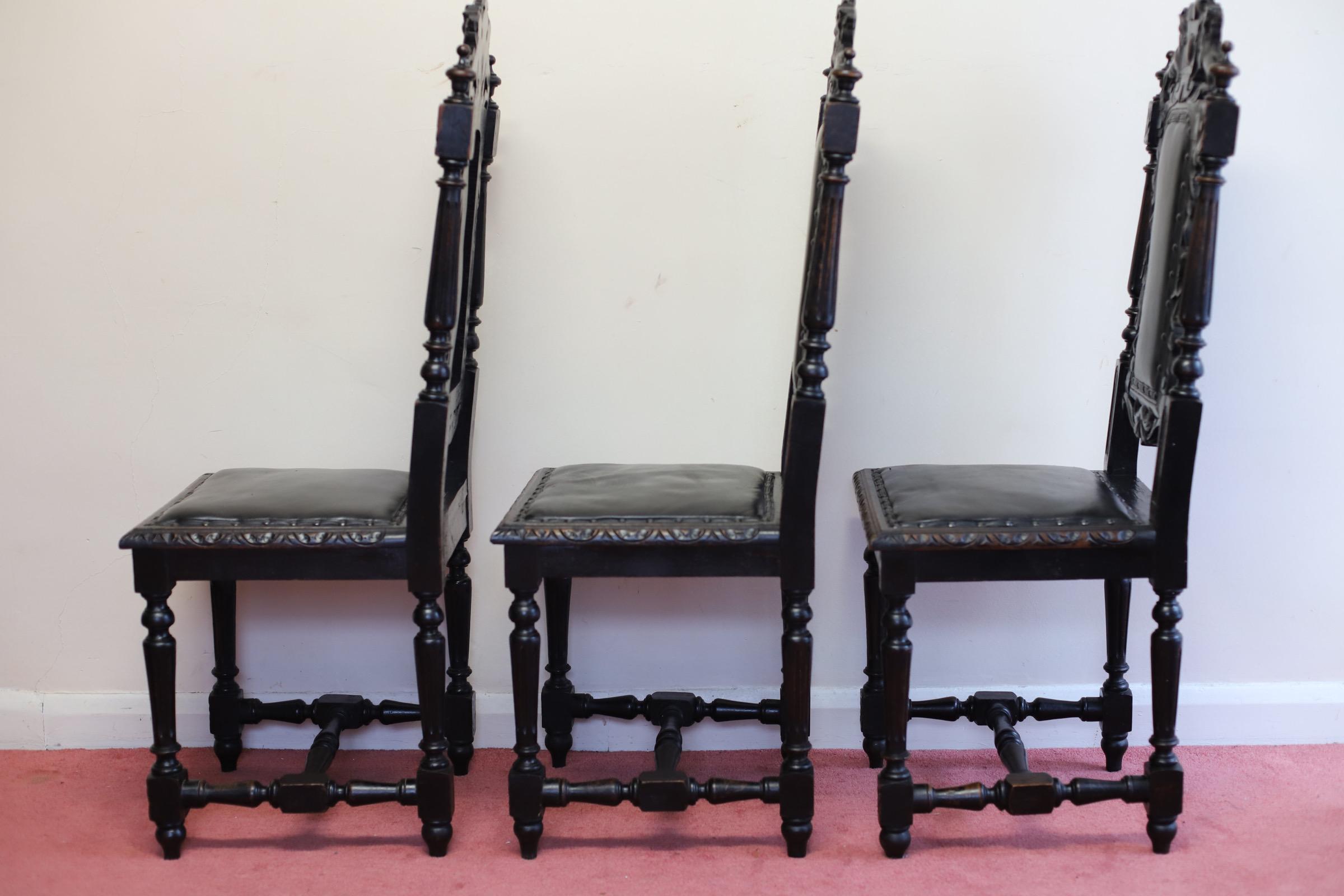 Satz mit sechs Stück   Handgeschnitzte viktorianische Esszimmerstühle mit Löwen Terminal. (Britisch) im Angebot