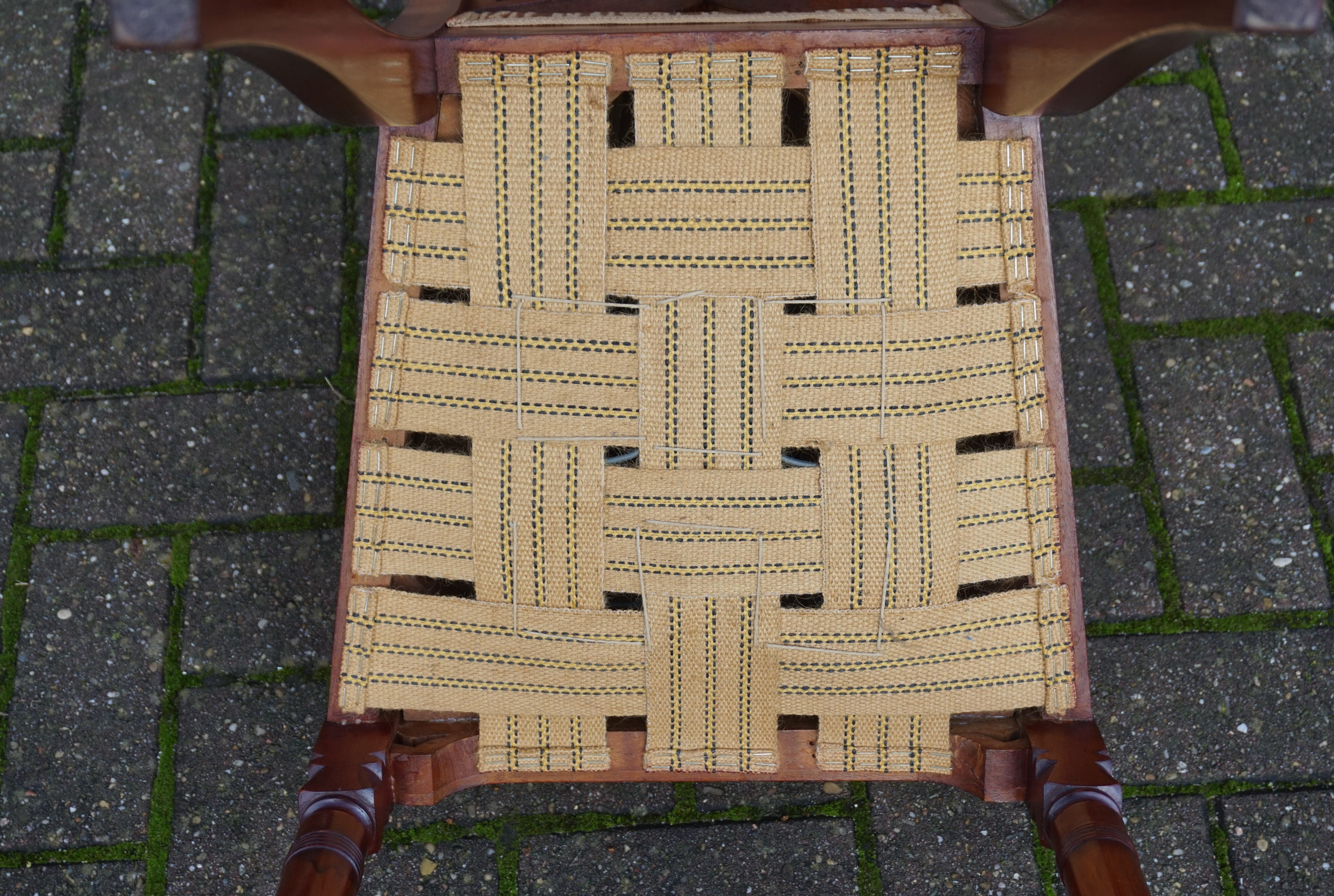 Ensemble de six chaises de salle à manger en bois de noyer sculpté à la main et tapissées en vente 4