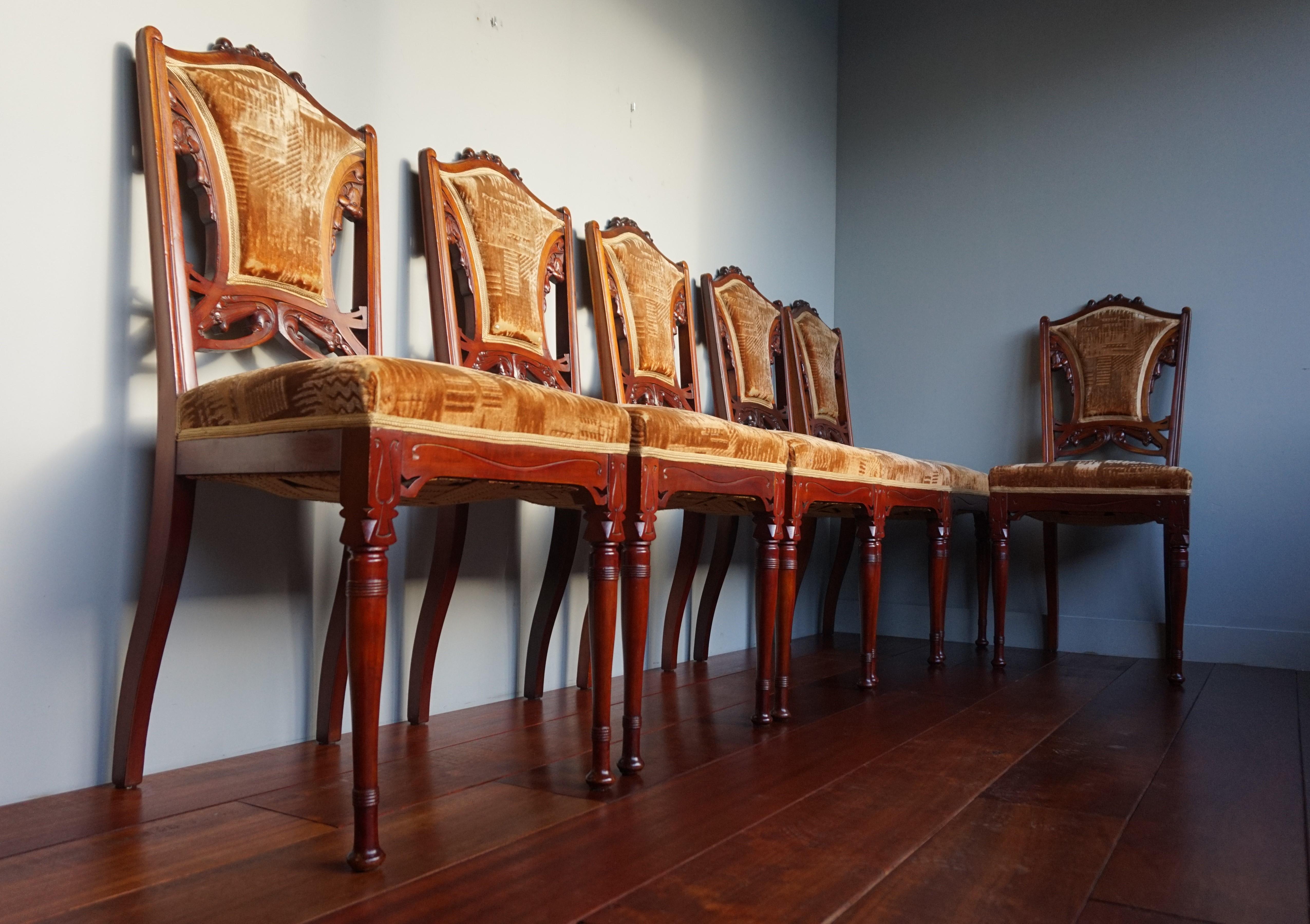 Ensemble de six chaises de salle à manger en bois de noyer sculpté à la main et tapissées en vente 5
