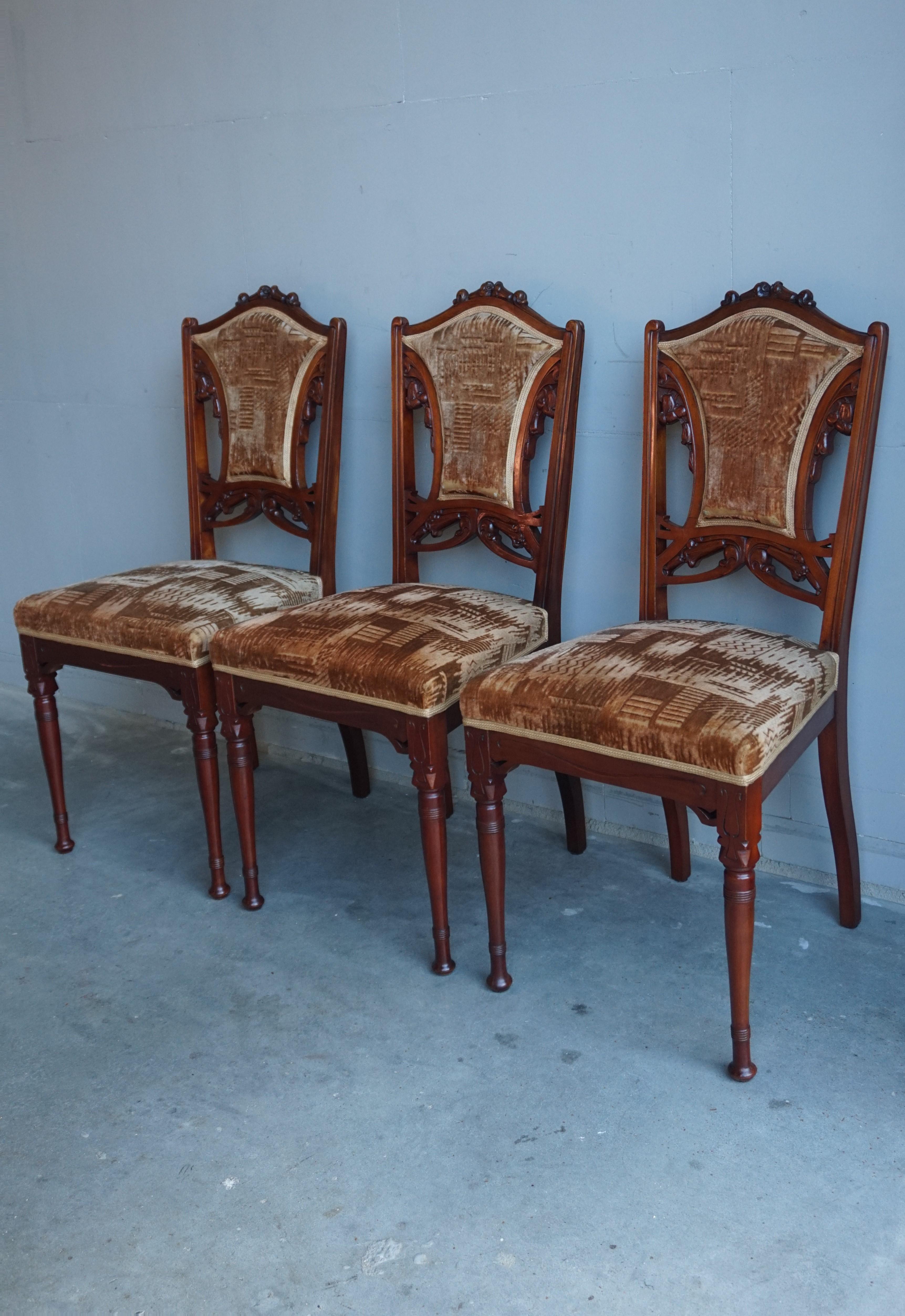 Ensemble de six chaises de salle à manger en bois de noyer sculpté à la main et tapissées en vente 6