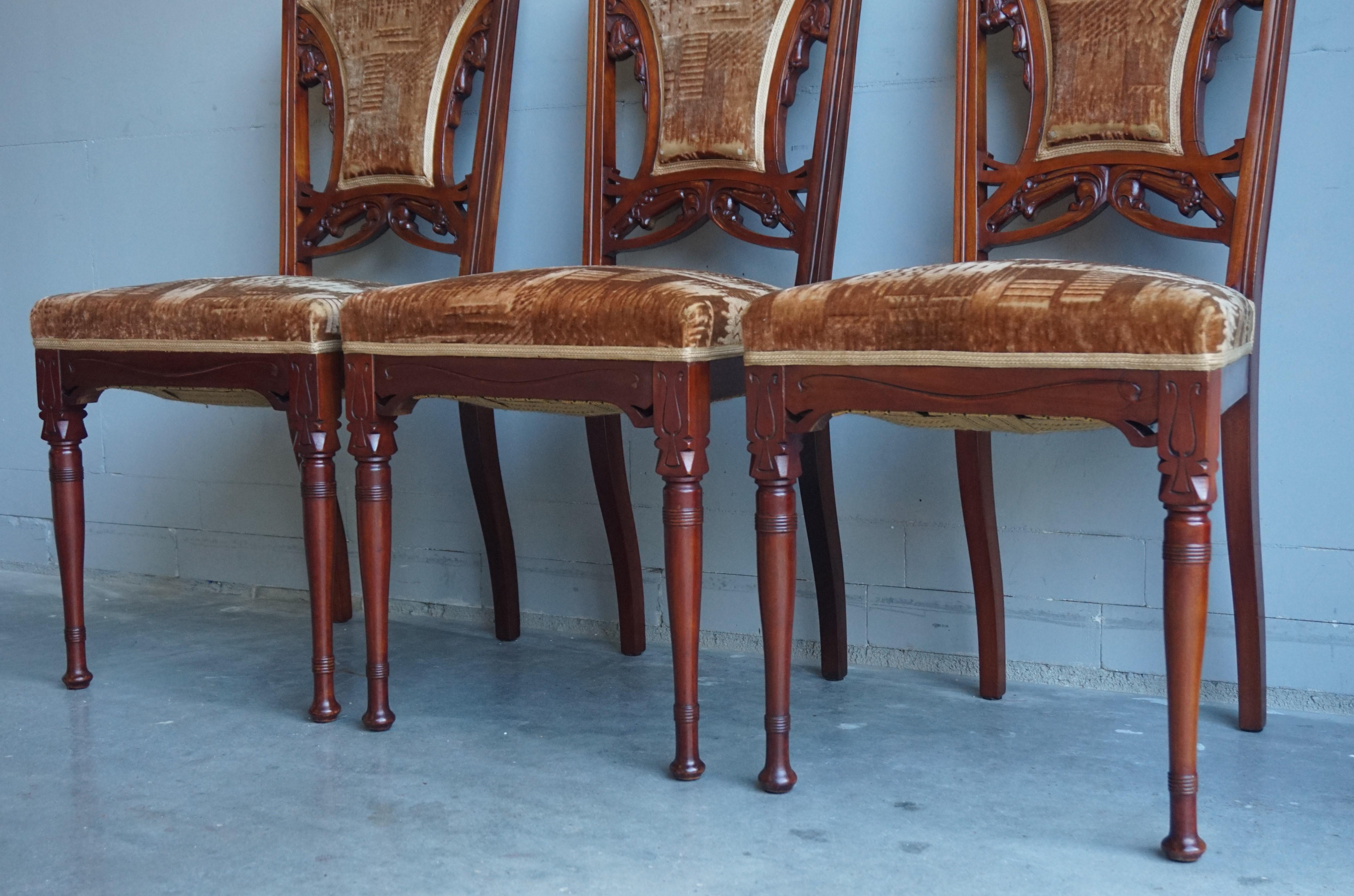 Ensemble de six chaises de salle à manger en bois de noyer sculpté à la main et tapissées en vente 7