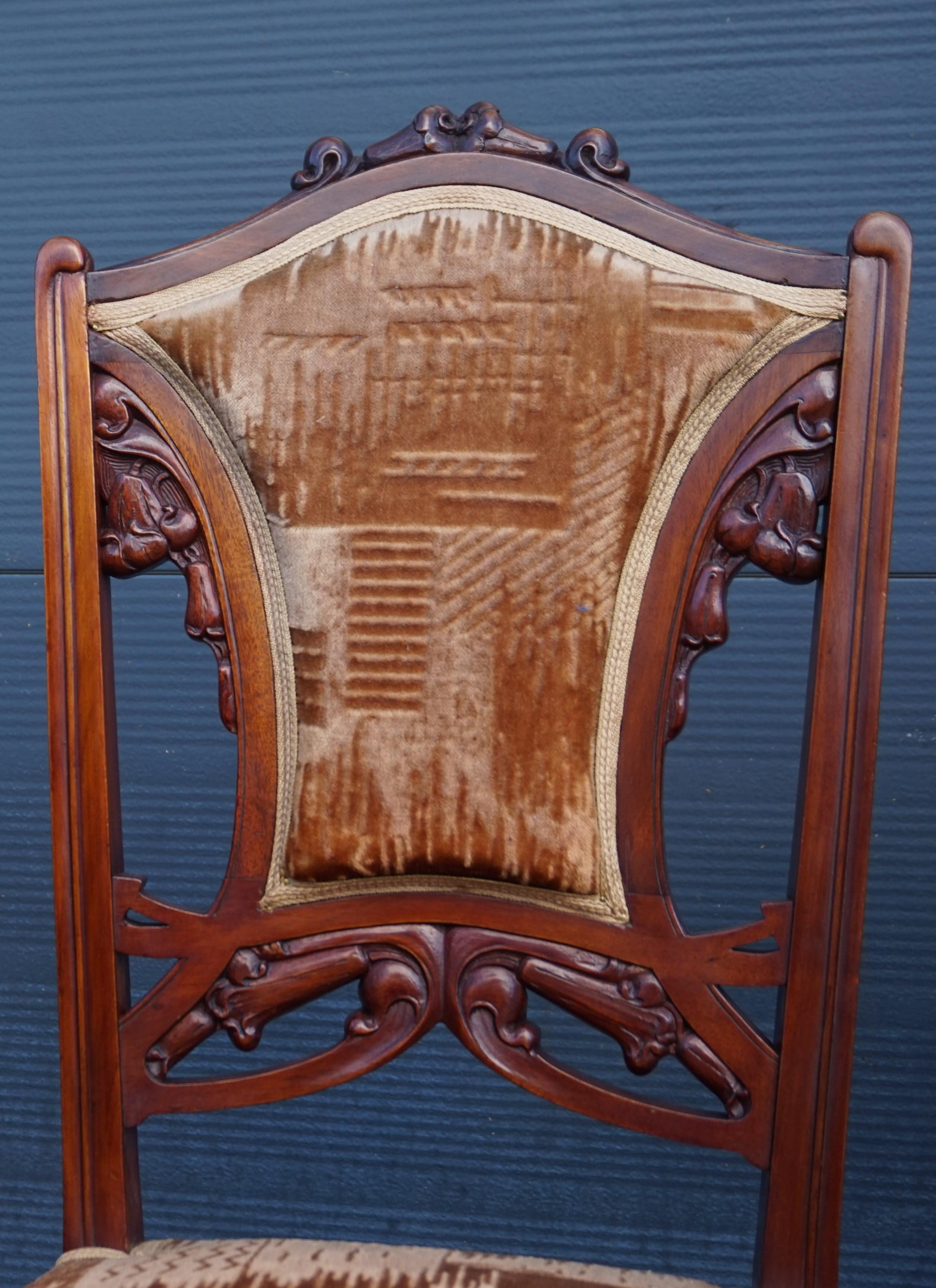 Ensemble de six chaises de salle à manger en bois de noyer sculpté à la main et tapissées en vente 8