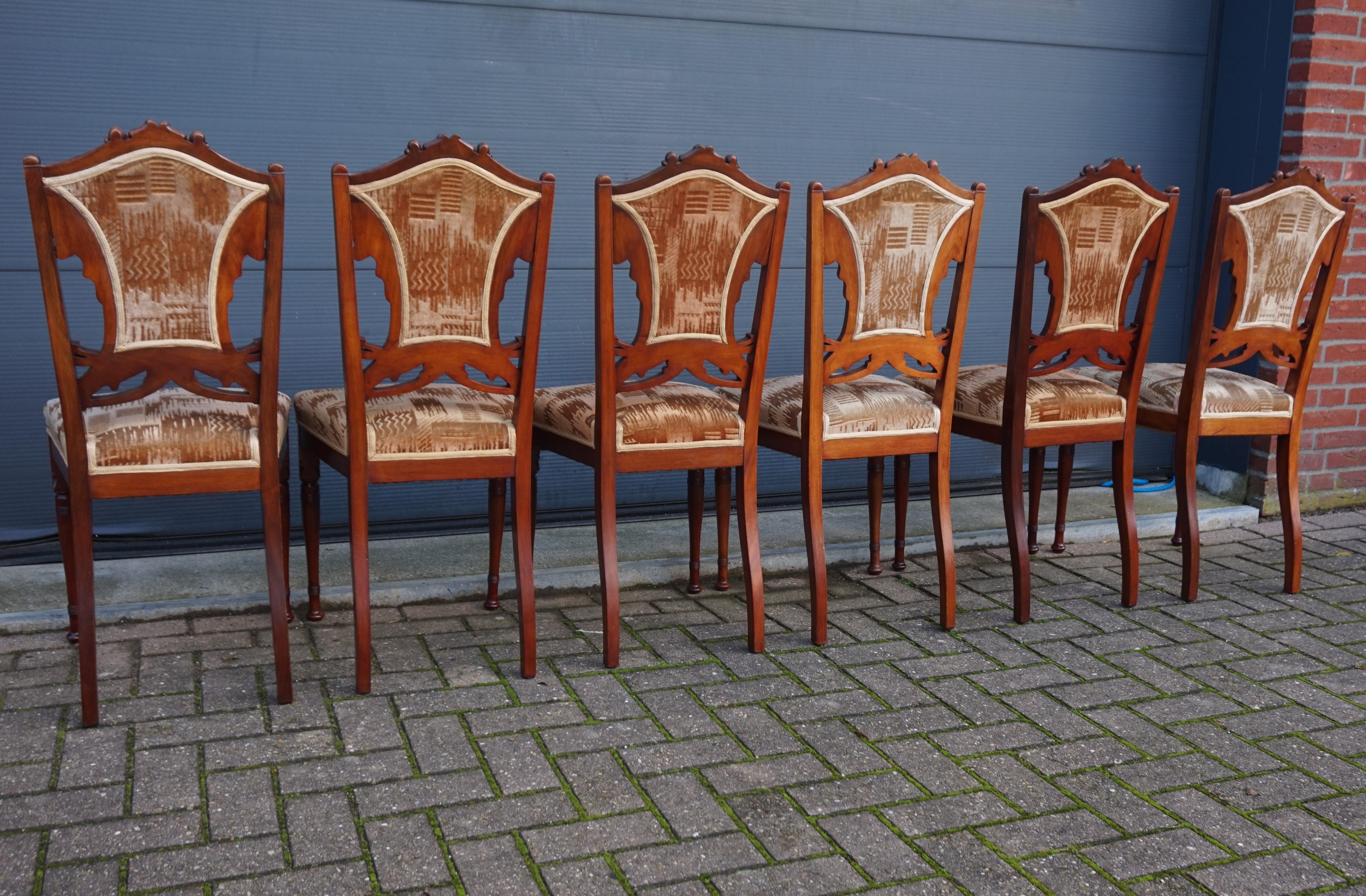 Ensemble de six chaises de salle à manger en bois de noyer sculpté à la main et tapissées en vente 9