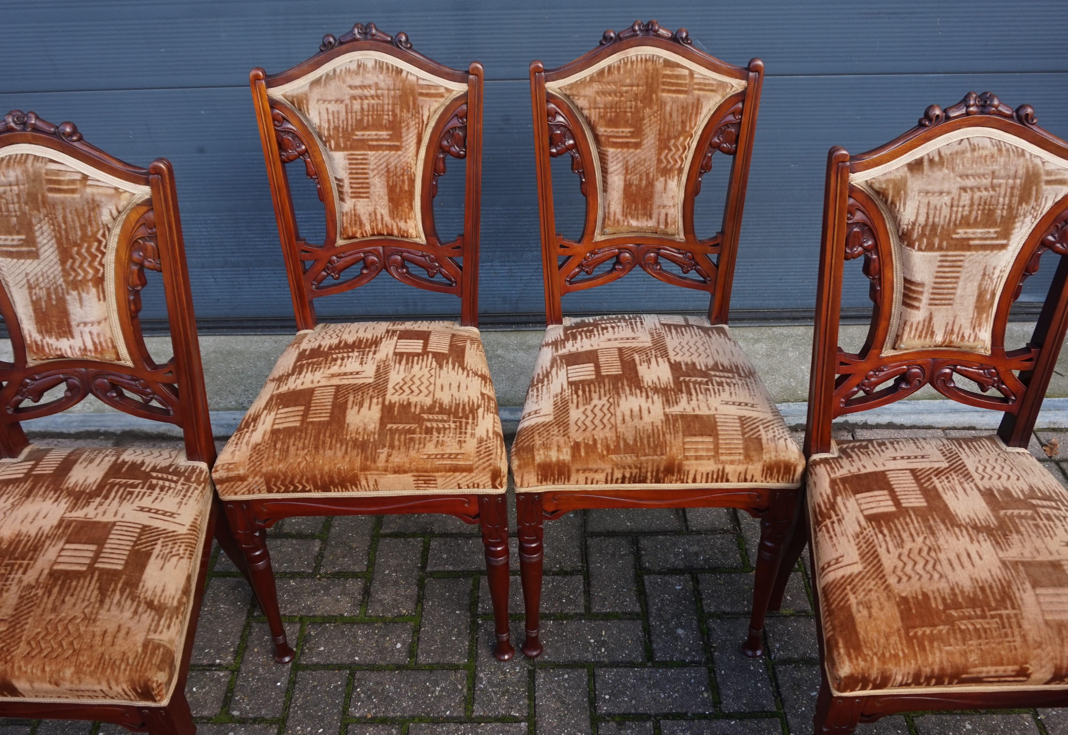 Ensemble de 6 chaises Art Nouveau avec de superbes motifs floraux sculptés à la main.

La qualité des matériaux avec lesquels ces chaises Arts & Crafts ont été fabriquées ainsi que la qualité du travail qui a permis de créer, entre autres, le décor