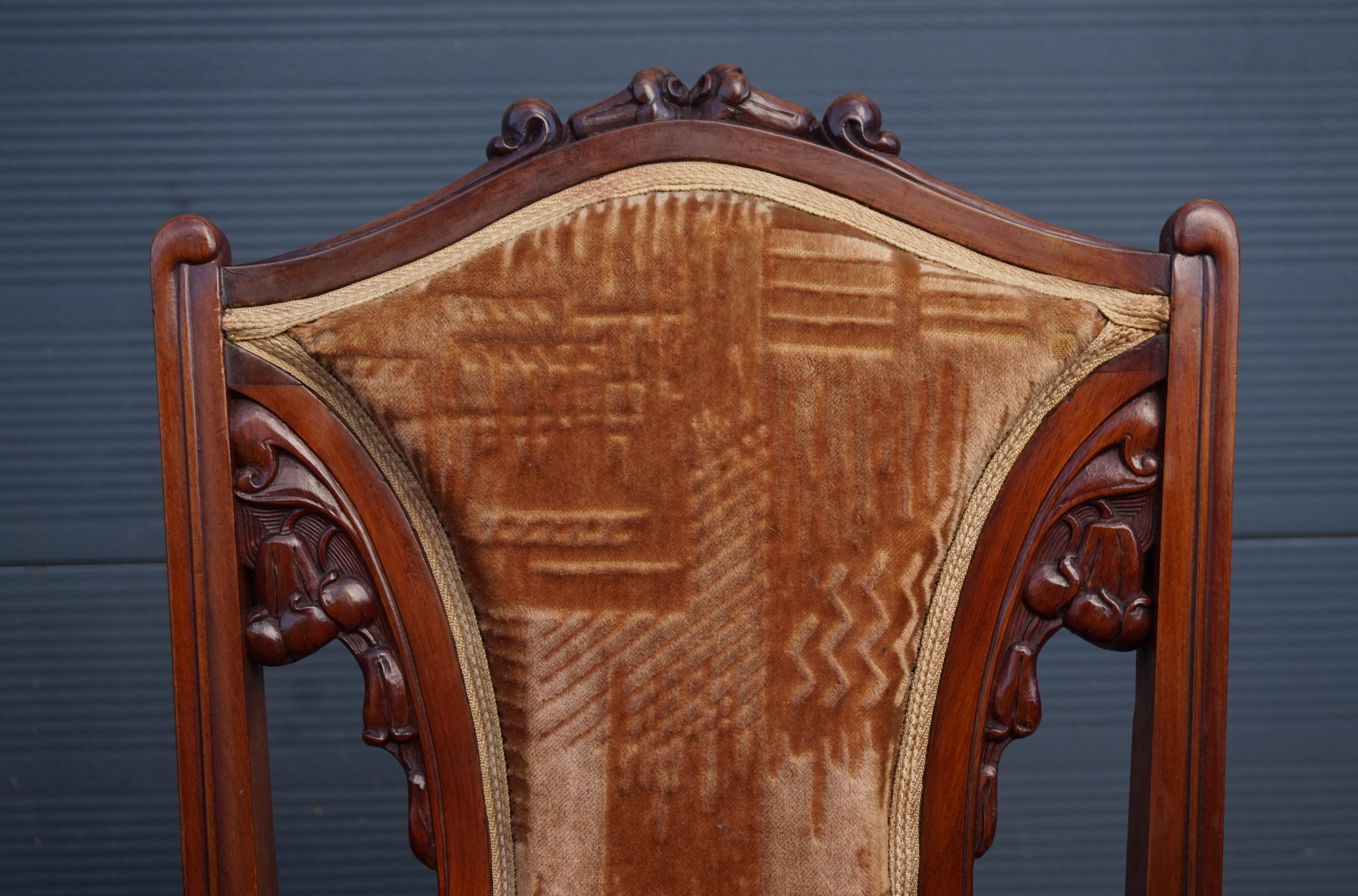Sculpté à la main Ensemble de six chaises de salle à manger en bois de noyer sculpté à la main et tapissées en vente