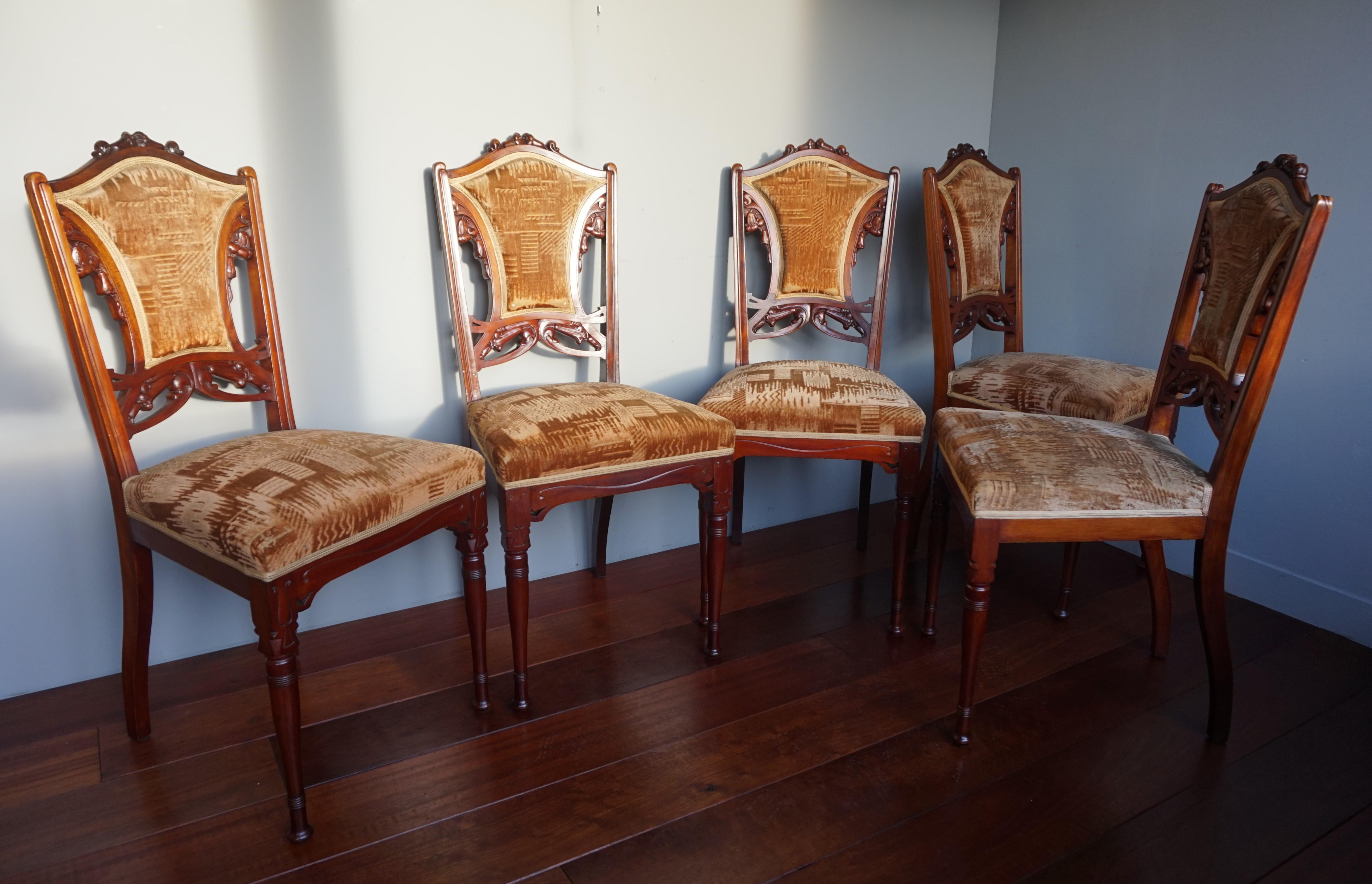 20ième siècle Ensemble de six chaises de salle à manger en bois de noyer sculpté à la main et tapissées en vente