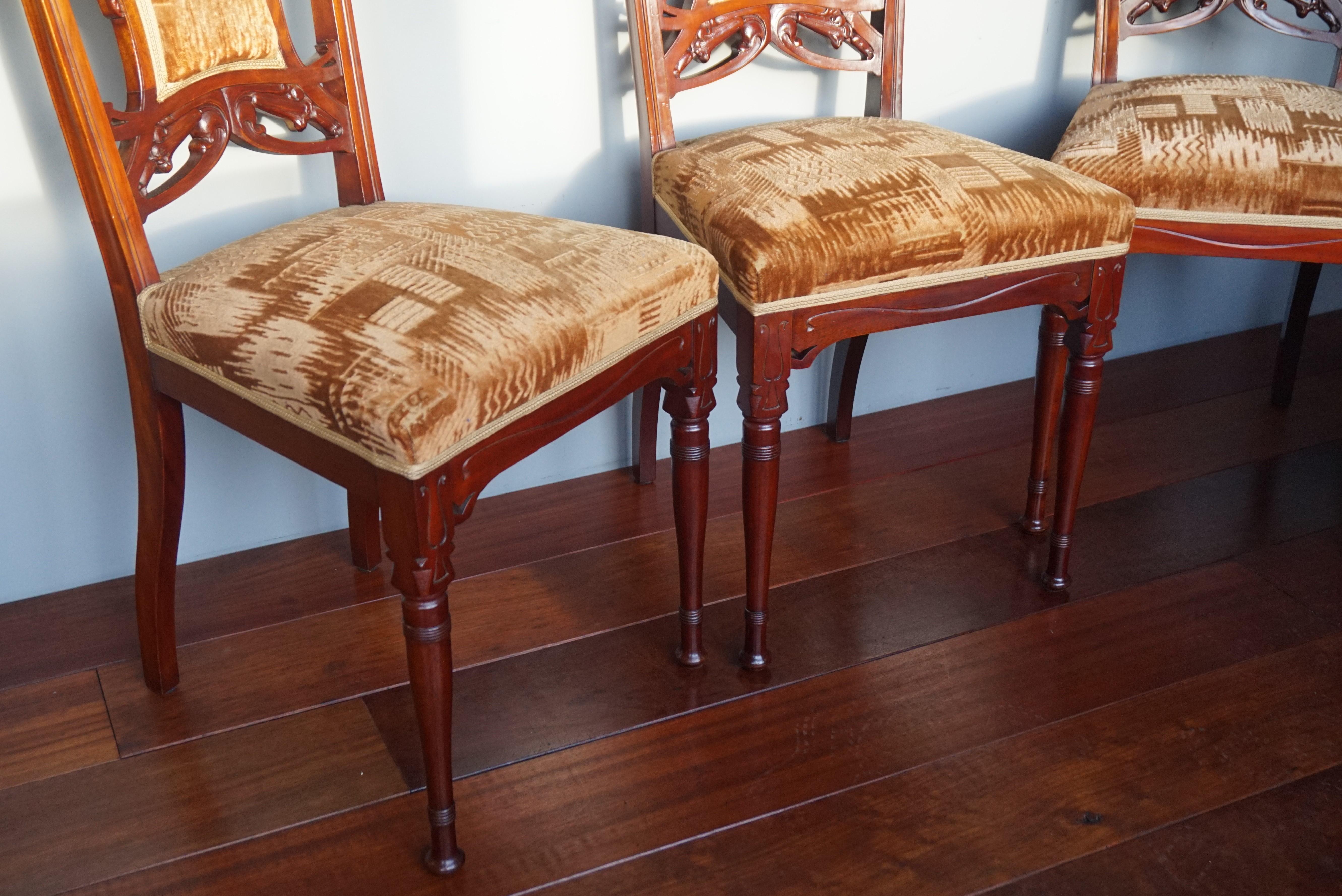 Tissu d'ameublement Ensemble de six chaises de salle à manger en bois de noyer sculpté à la main et tapissées en vente