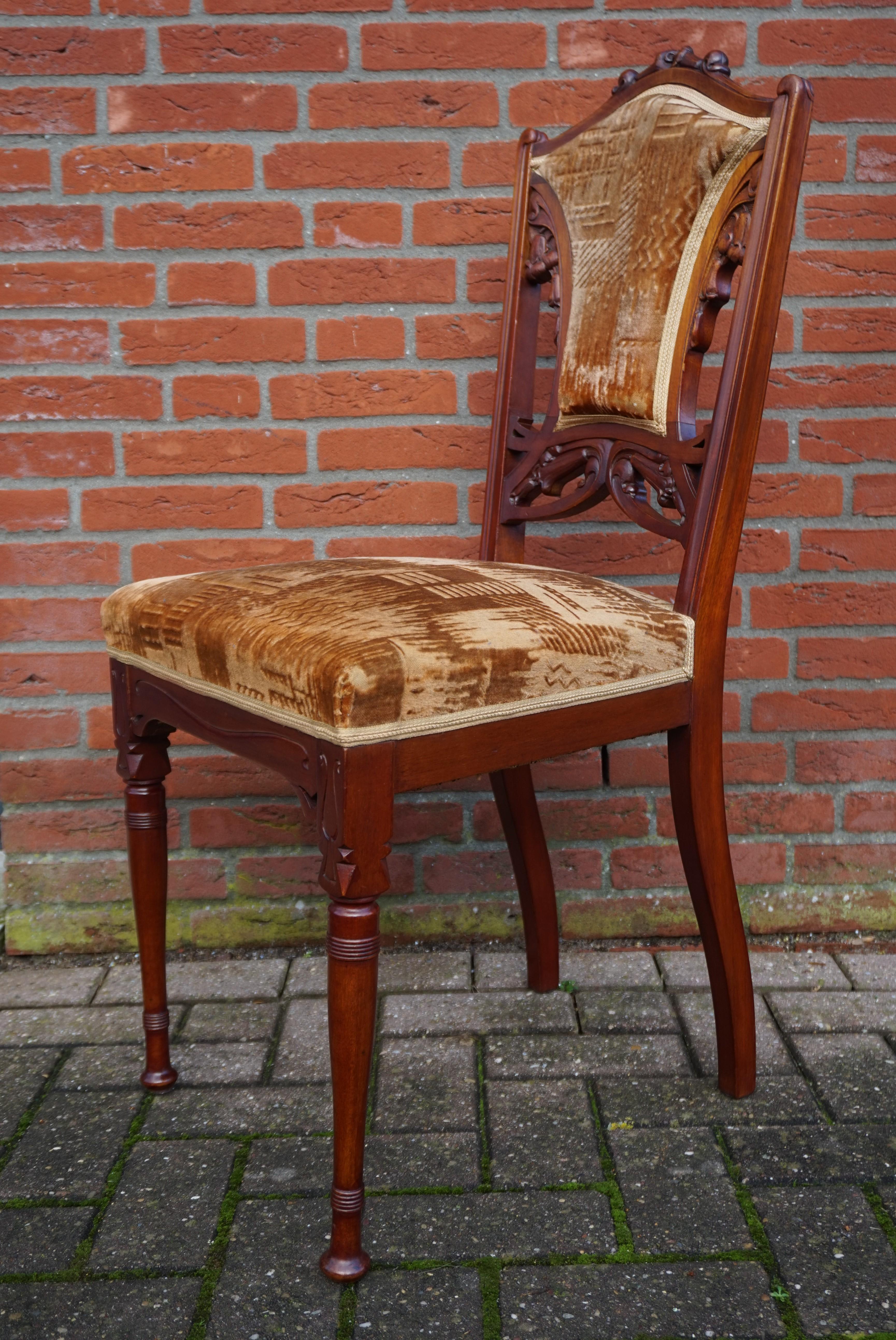 Ensemble de six chaises de salle à manger en bois de noyer sculpté à la main et tapissées en vente 1