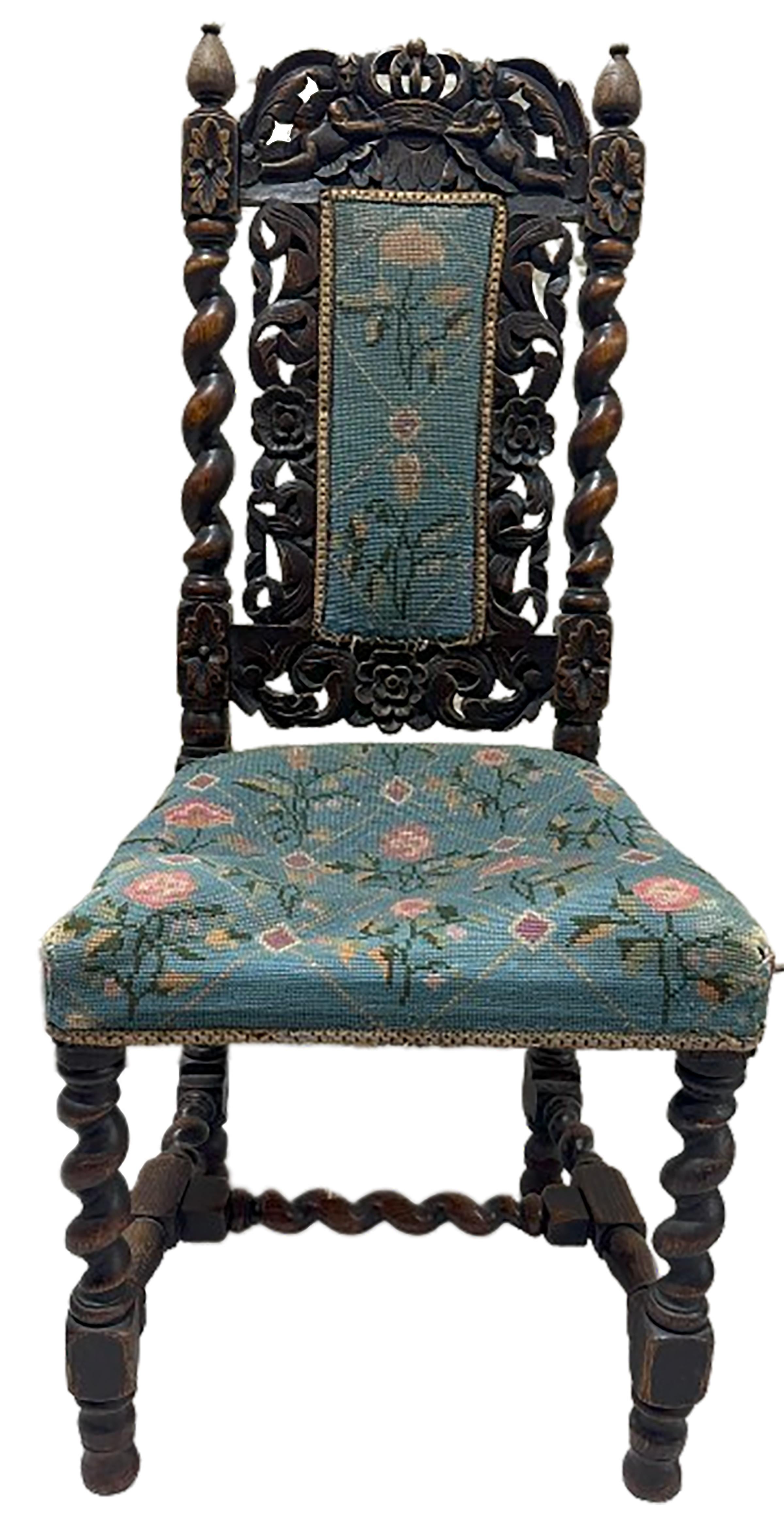 Ensemble de six chaises en noyer Jacobean Walnut sculpté à la main avec coussins à motifs floraux en vente 3