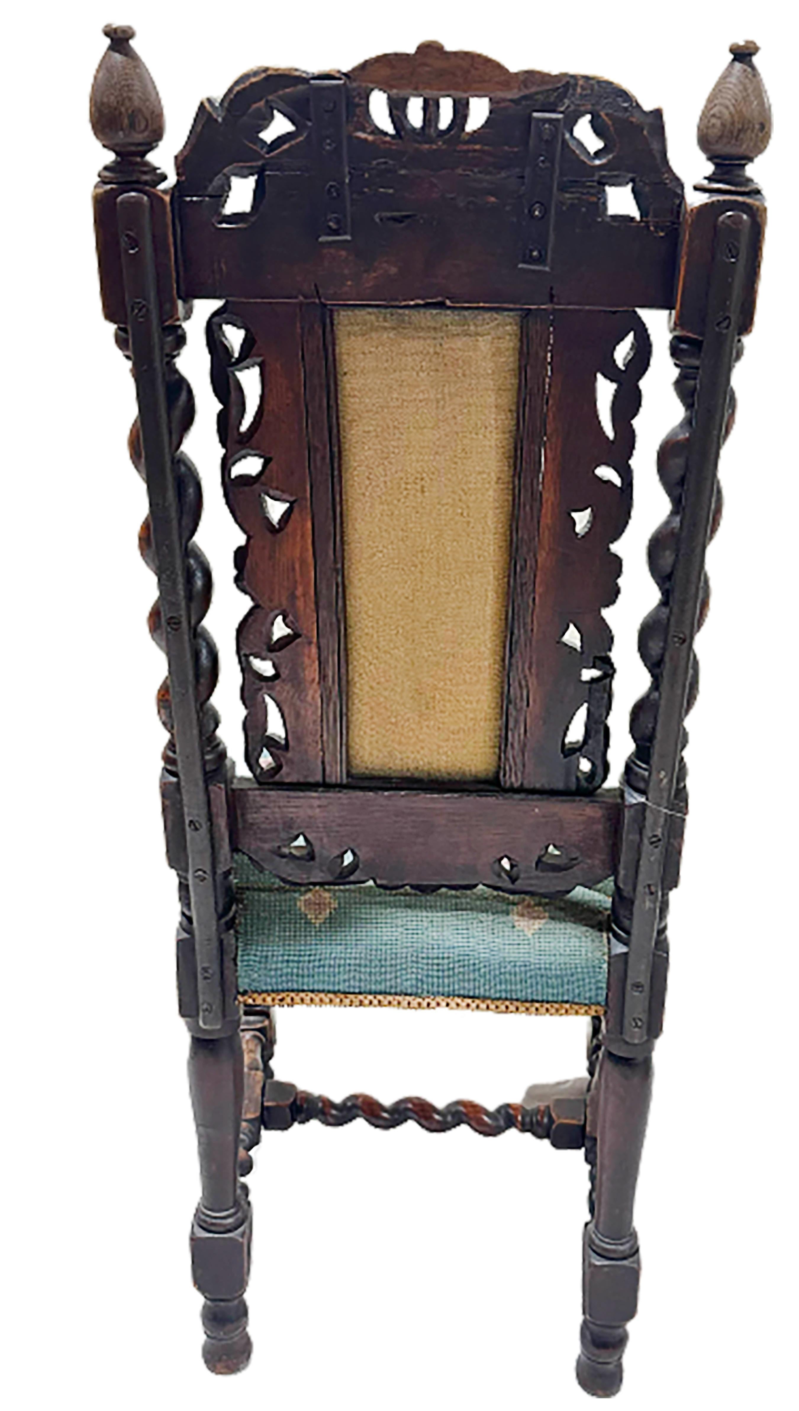 Ensemble de six chaises en noyer Jacobean Walnut sculpté à la main avec coussins à motifs floraux en vente 4