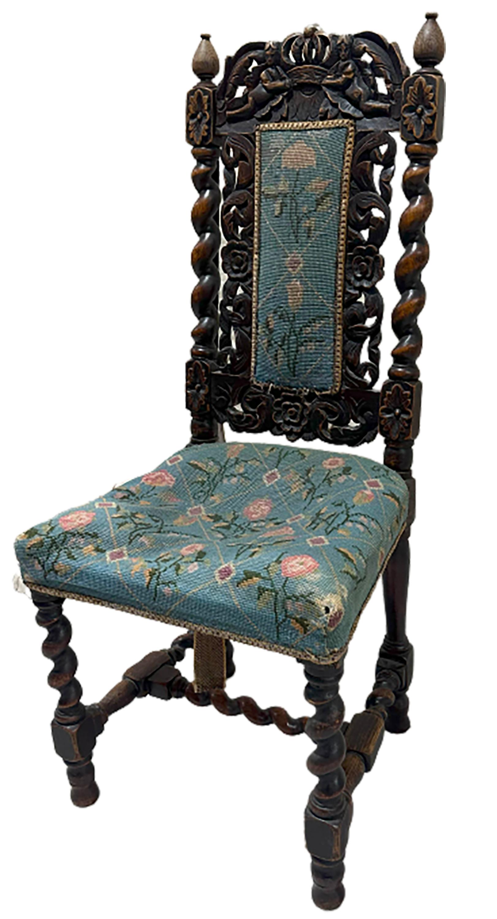 Ensemble de six chaises en noyer Jacobean Walnut sculpté à la main avec coussins à motifs floraux en vente 5