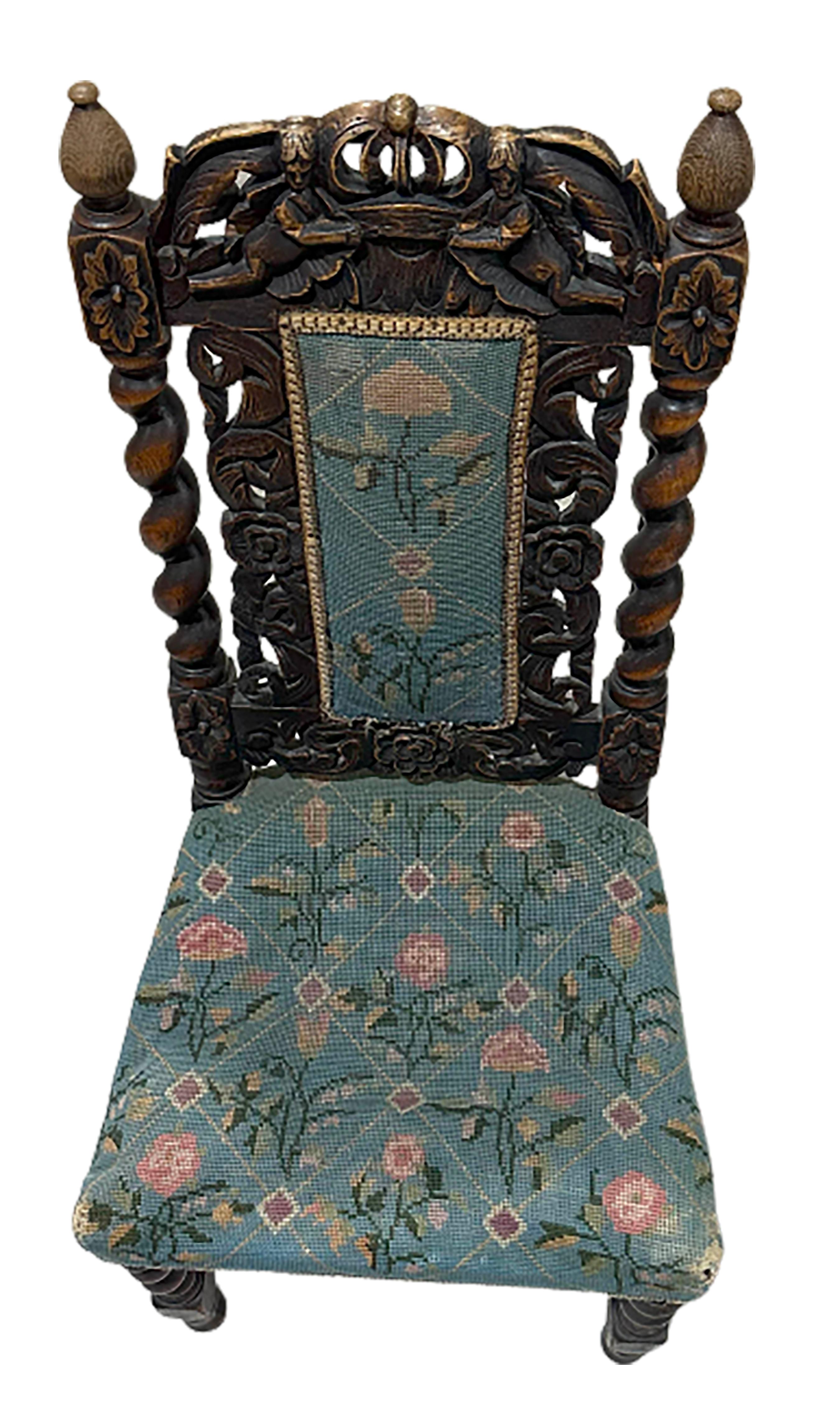 Ensemble de six chaises en noyer Jacobean Walnut sculpté à la main avec coussins à motifs floraux en vente 6