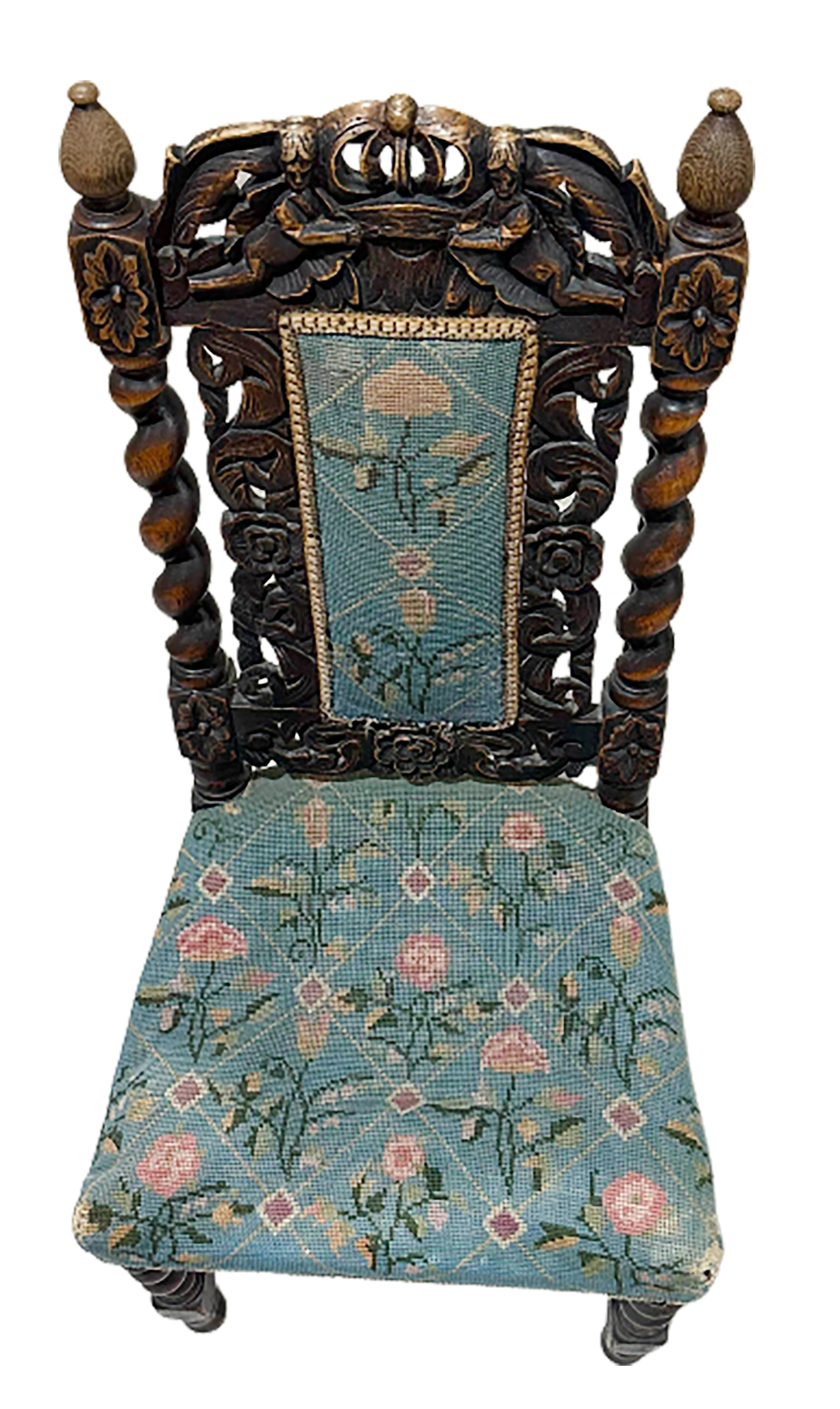 Ensemble de six chaises en noyer Jacobean Walnut sculpté à la main avec coussins à motifs floraux en vente 7