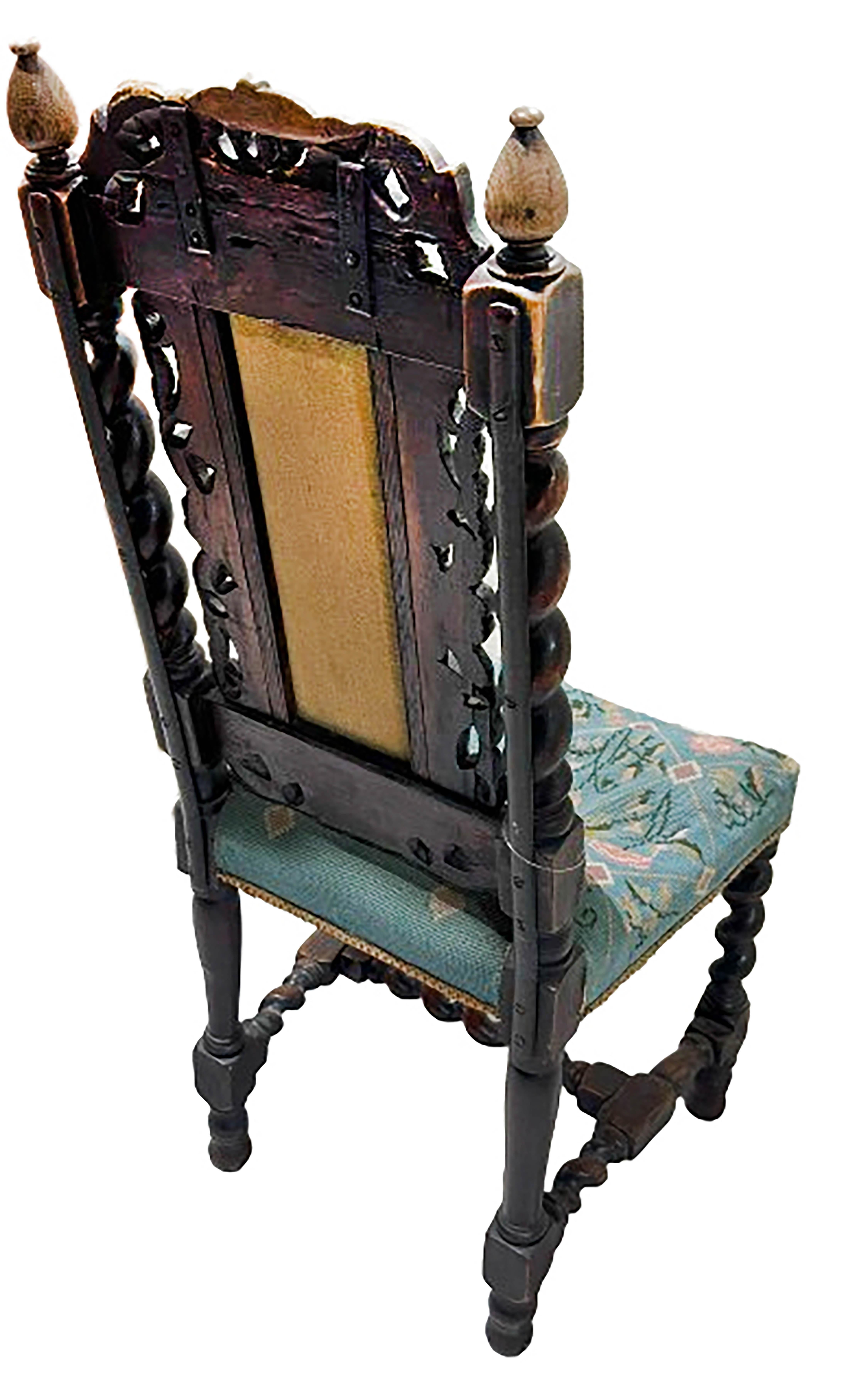Ensemble de six chaises en noyer Jacobean Walnut sculpté à la main avec coussins à motifs floraux en vente 8