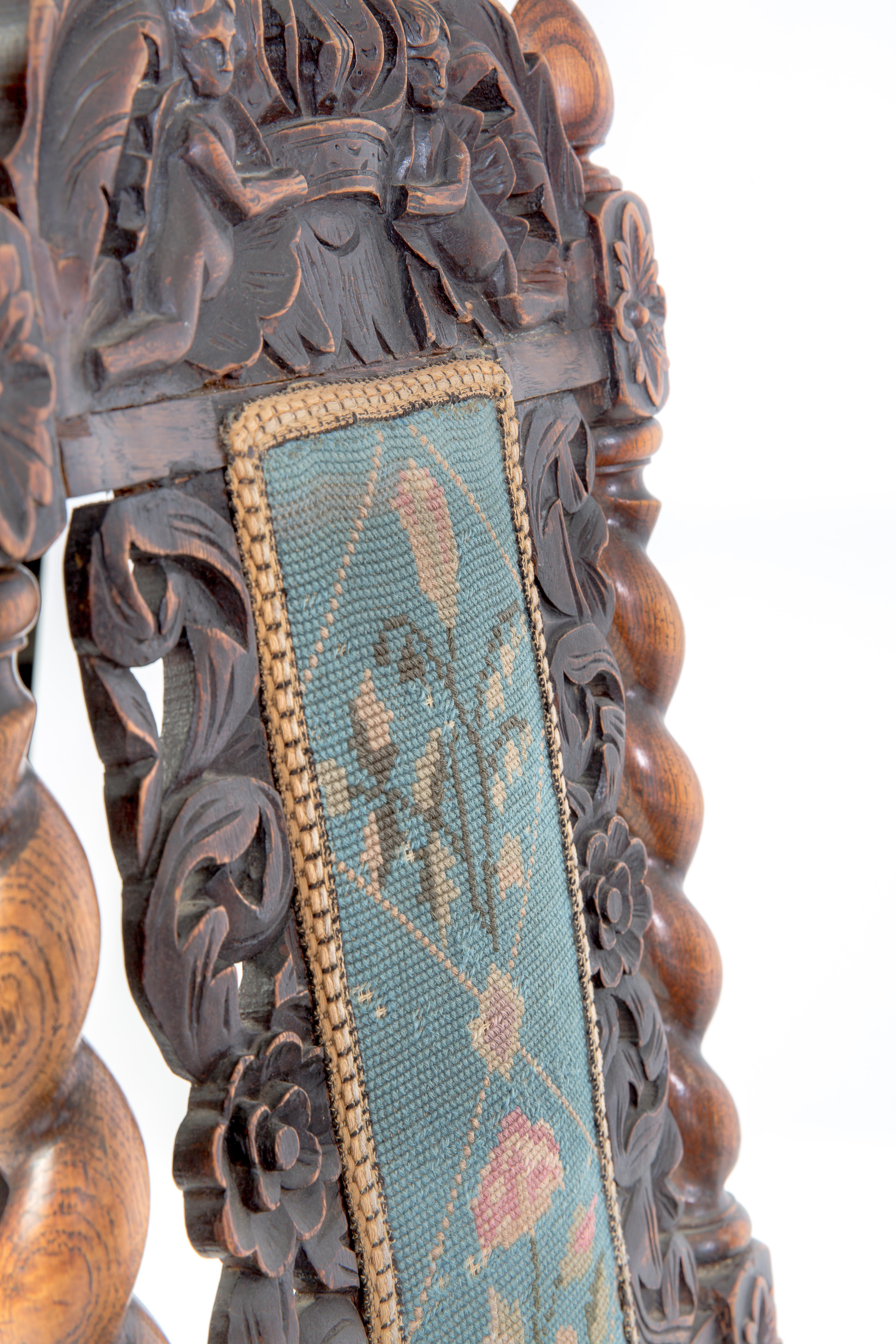 Ensemble de six chaises en noyer Jacobean Walnut sculpté à la main avec coussins à motifs floraux en vente 9