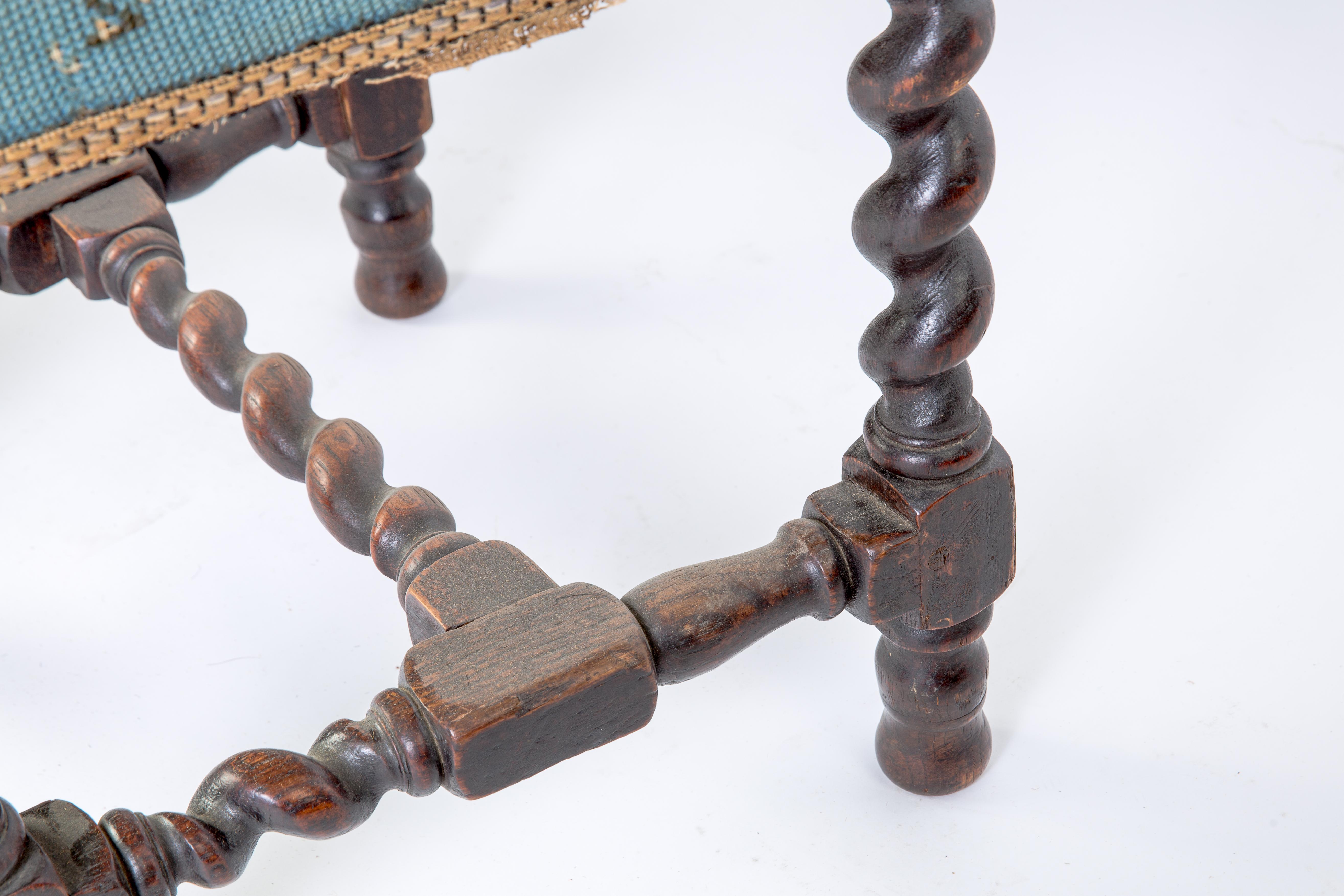 Ensemble de six chaises en noyer Jacobean Walnut sculpté à la main avec coussins à motifs floraux en vente 11