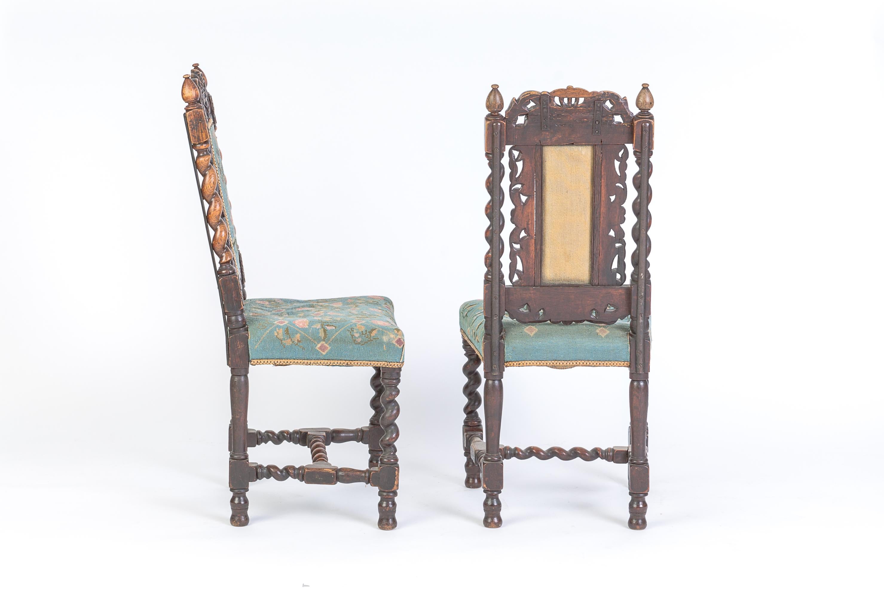 Ensemble de six chaises en noyer Jacobean Walnut sculpté à la main avec coussins à motifs floraux en vente 12