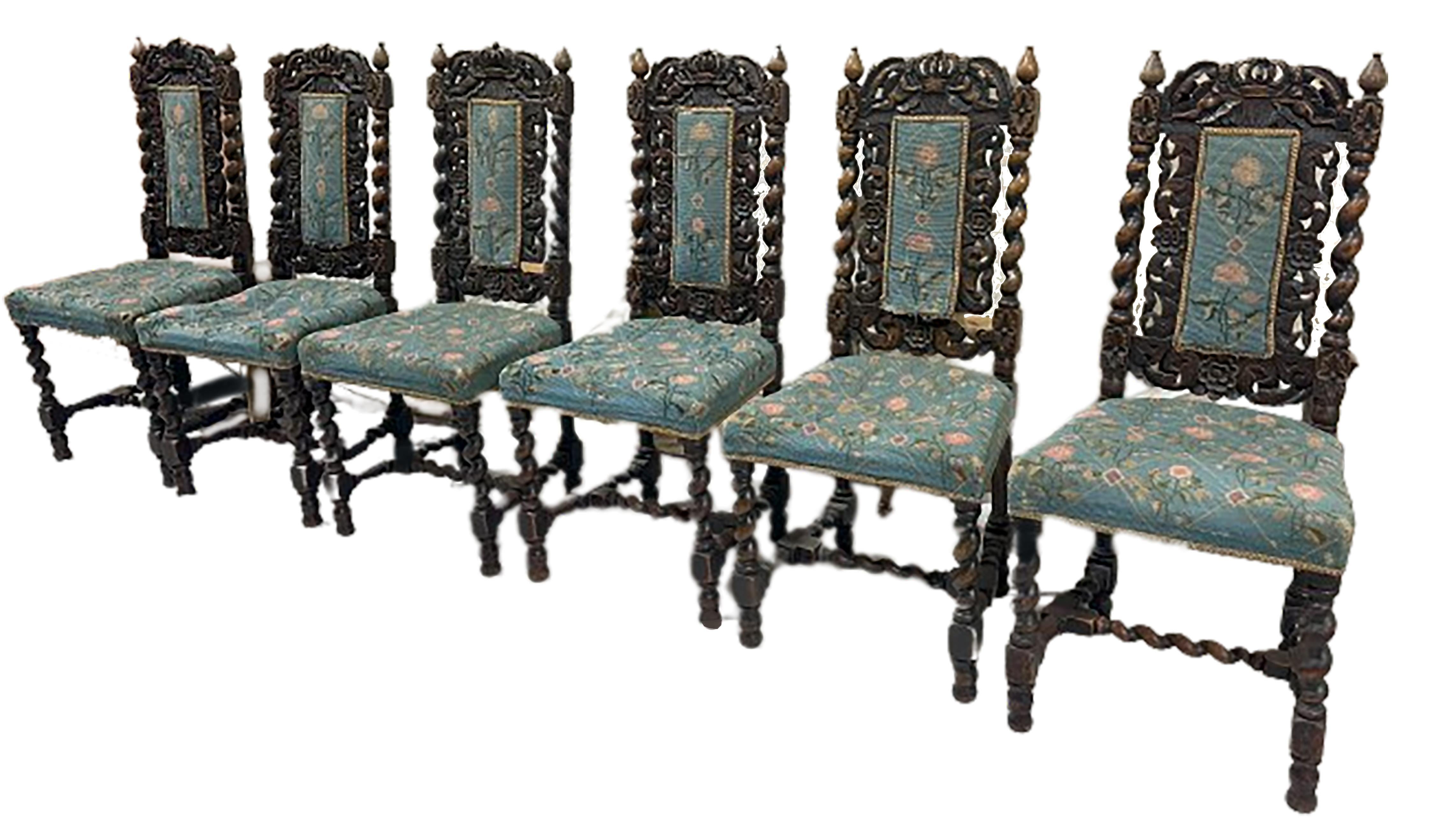 Ensemble de 8 chaises d'appoint jacobéennes anciennes en noyer anglais, recouvertes de tapisserie à l'aiguille travaillée à la main dans des tons doux de bleu et de vert. Ces chaises sont dotées d'extraordinaires pieds et côtés en torsion d'orge qui