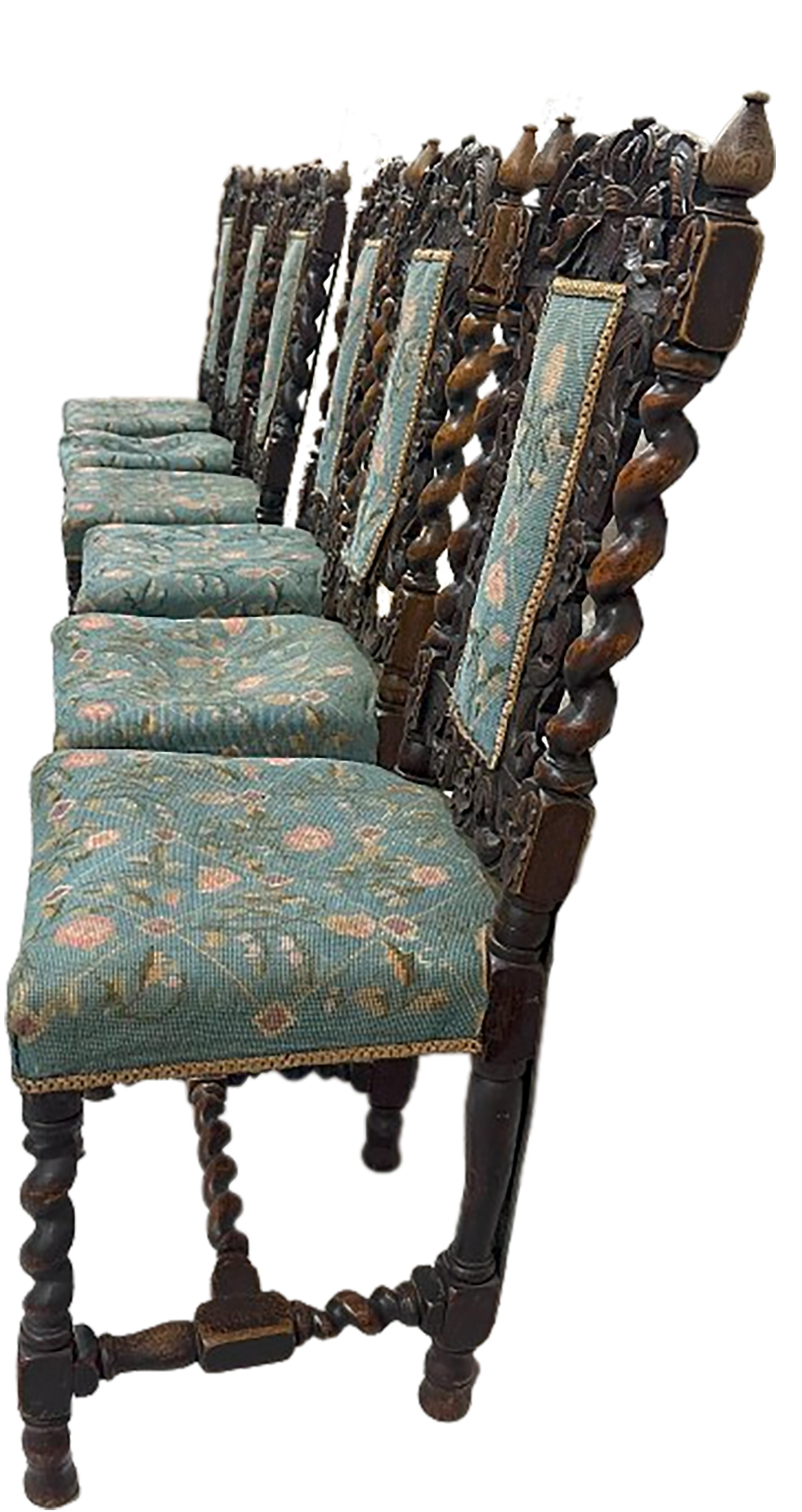 Jacobéen Ensemble de six chaises en noyer Jacobean Walnut sculpté à la main avec coussins à motifs floraux en vente