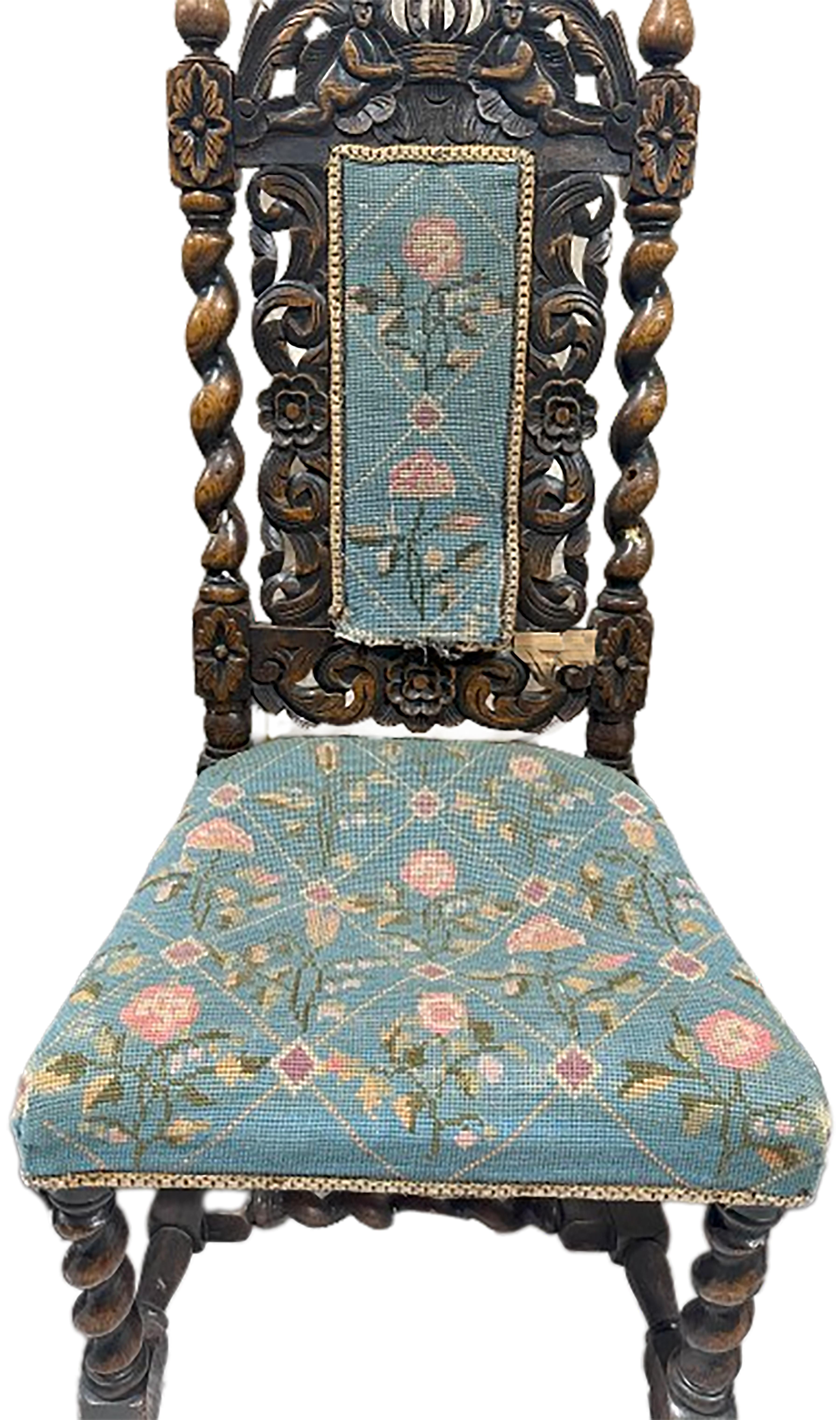 Anglais Ensemble de six chaises en noyer Jacobean Walnut sculpté à la main avec coussins à motifs floraux en vente