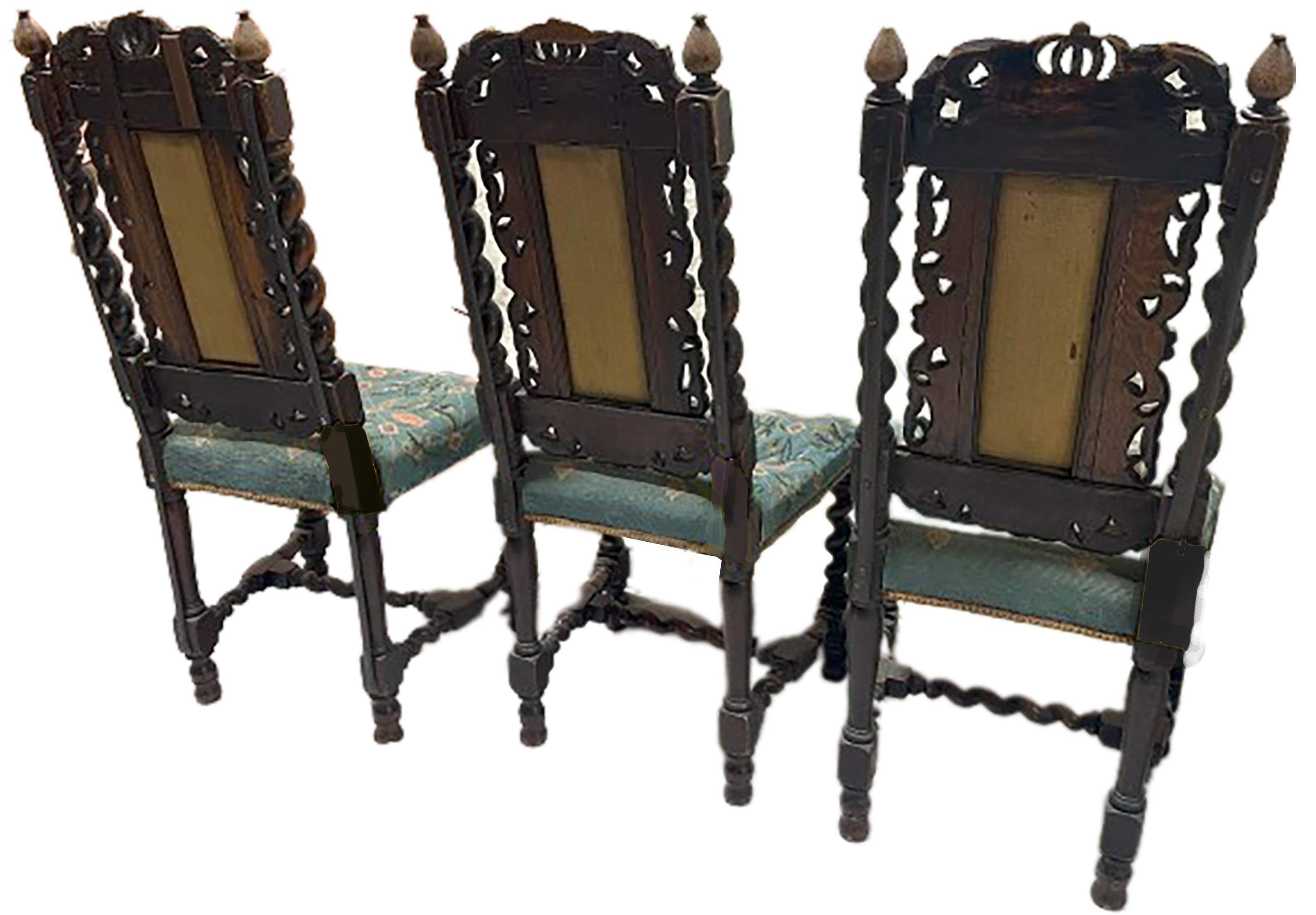 Noyer Ensemble de six chaises en noyer Jacobean Walnut sculpté à la main avec coussins à motifs floraux en vente