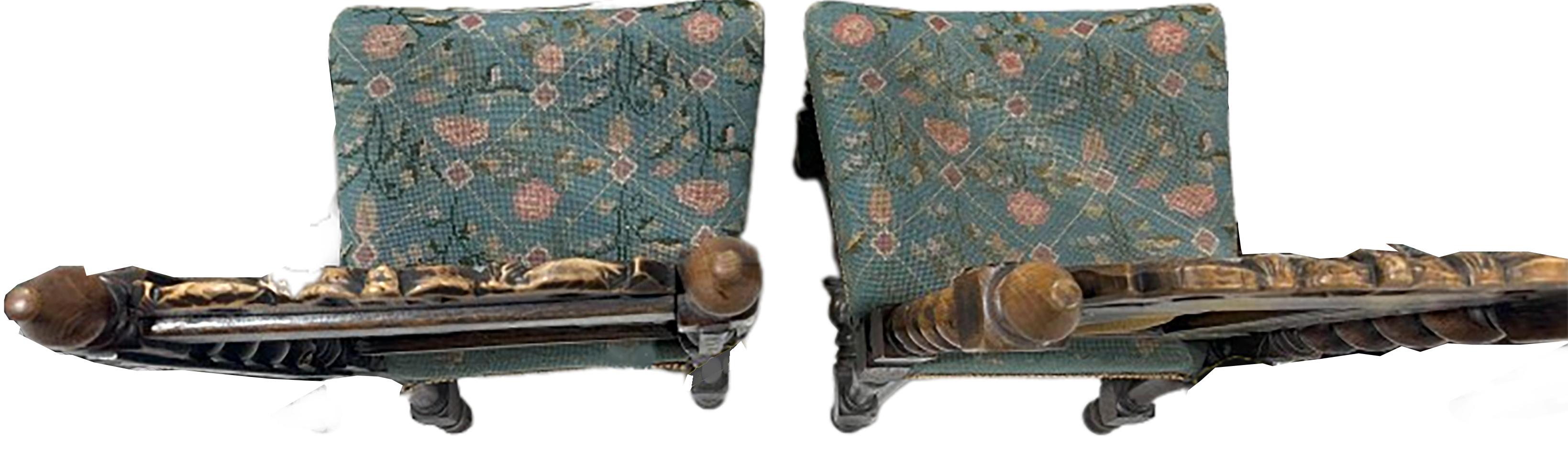 Ensemble de six chaises en noyer Jacobean Walnut sculpté à la main avec coussins à motifs floraux en vente 1