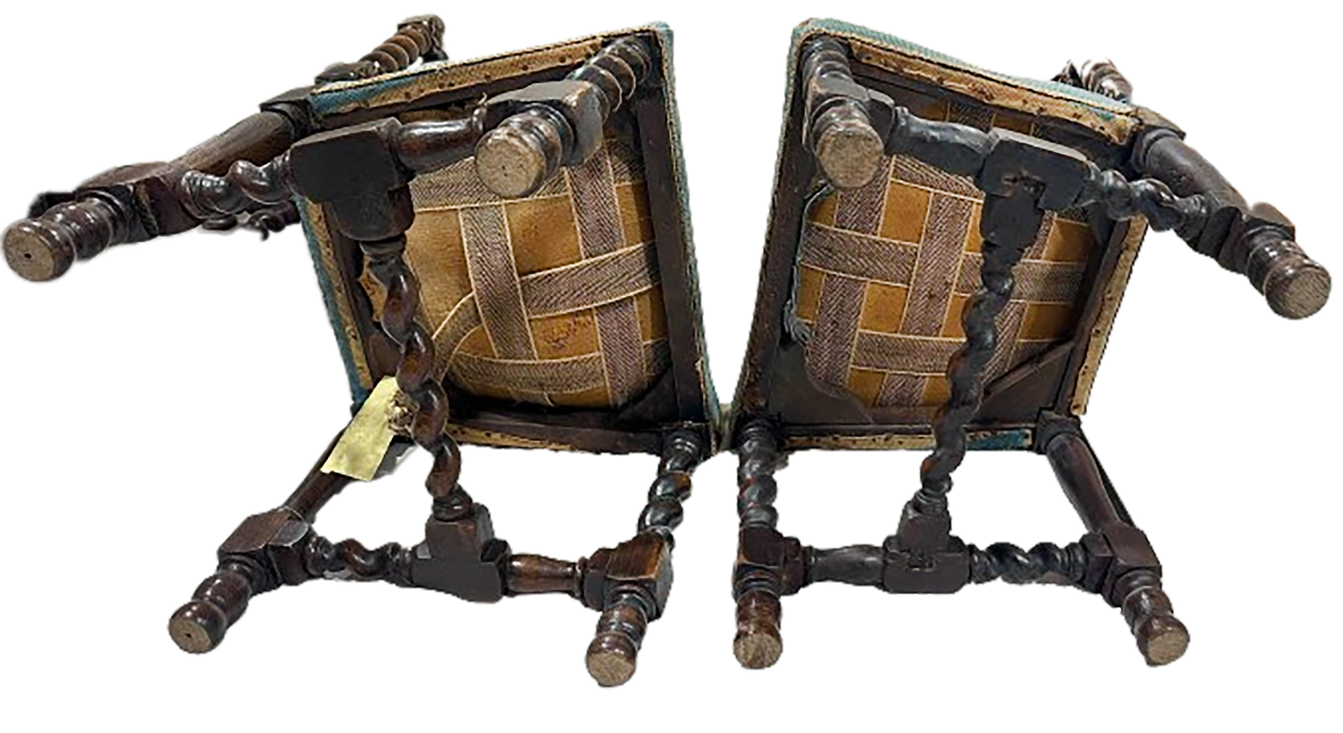 Ensemble de six chaises en noyer Jacobean Walnut sculpté à la main avec coussins à motifs floraux en vente 2