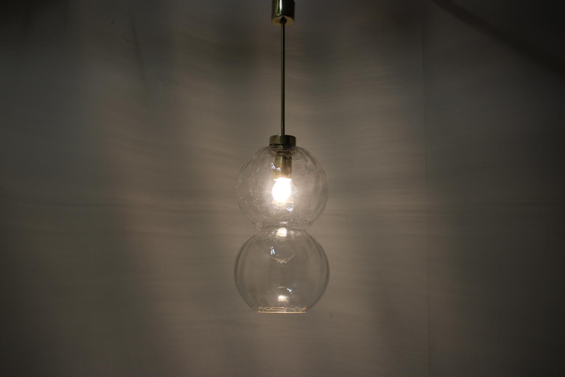 Tchèque Ensemble de six suspensions en verre au design faites à la main, Tchécoslovaquie, 1970 en vente