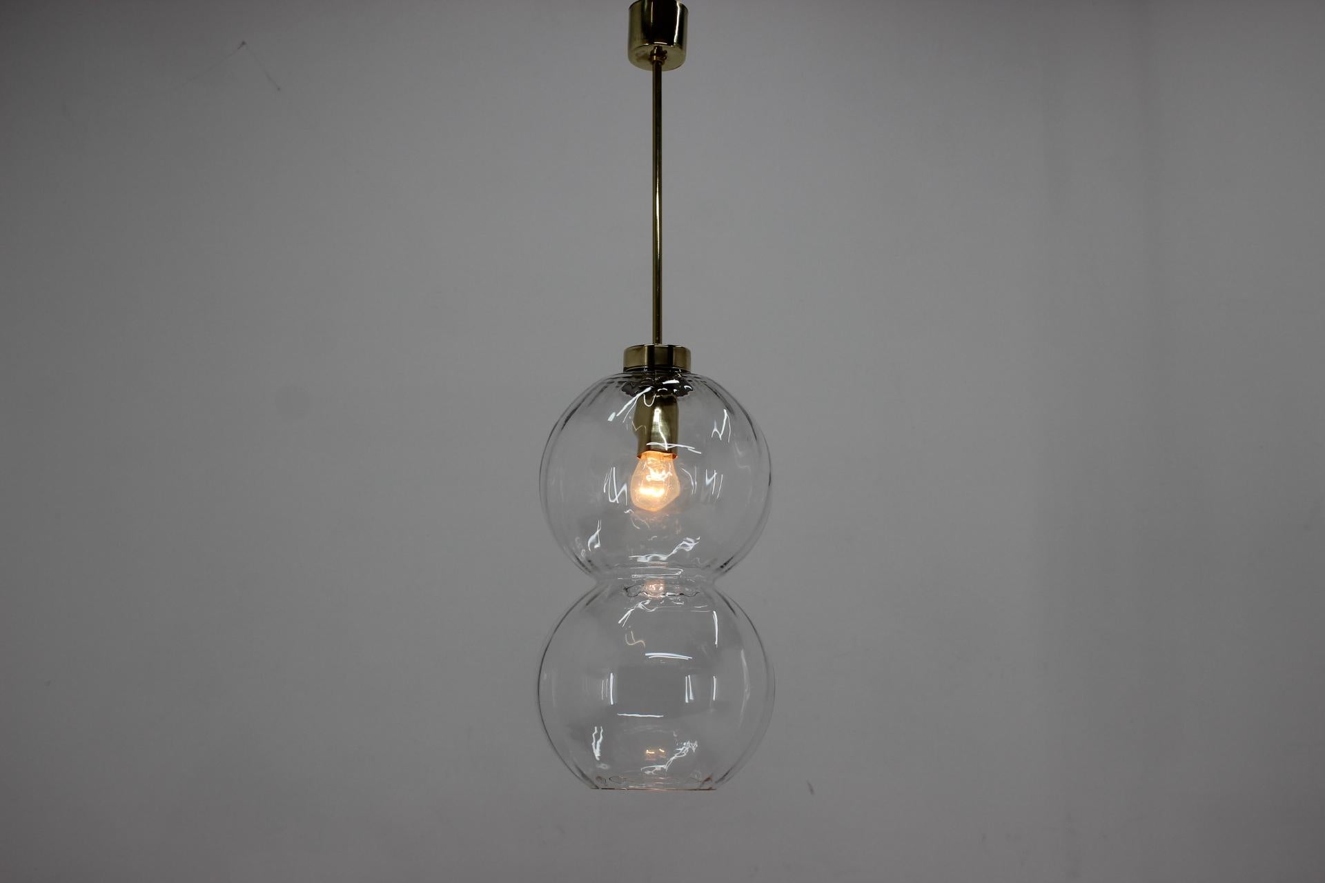 Fin du 20e siècle Ensemble de six suspensions en verre au design faites à la main, Tchécoslovaquie, 1970 en vente