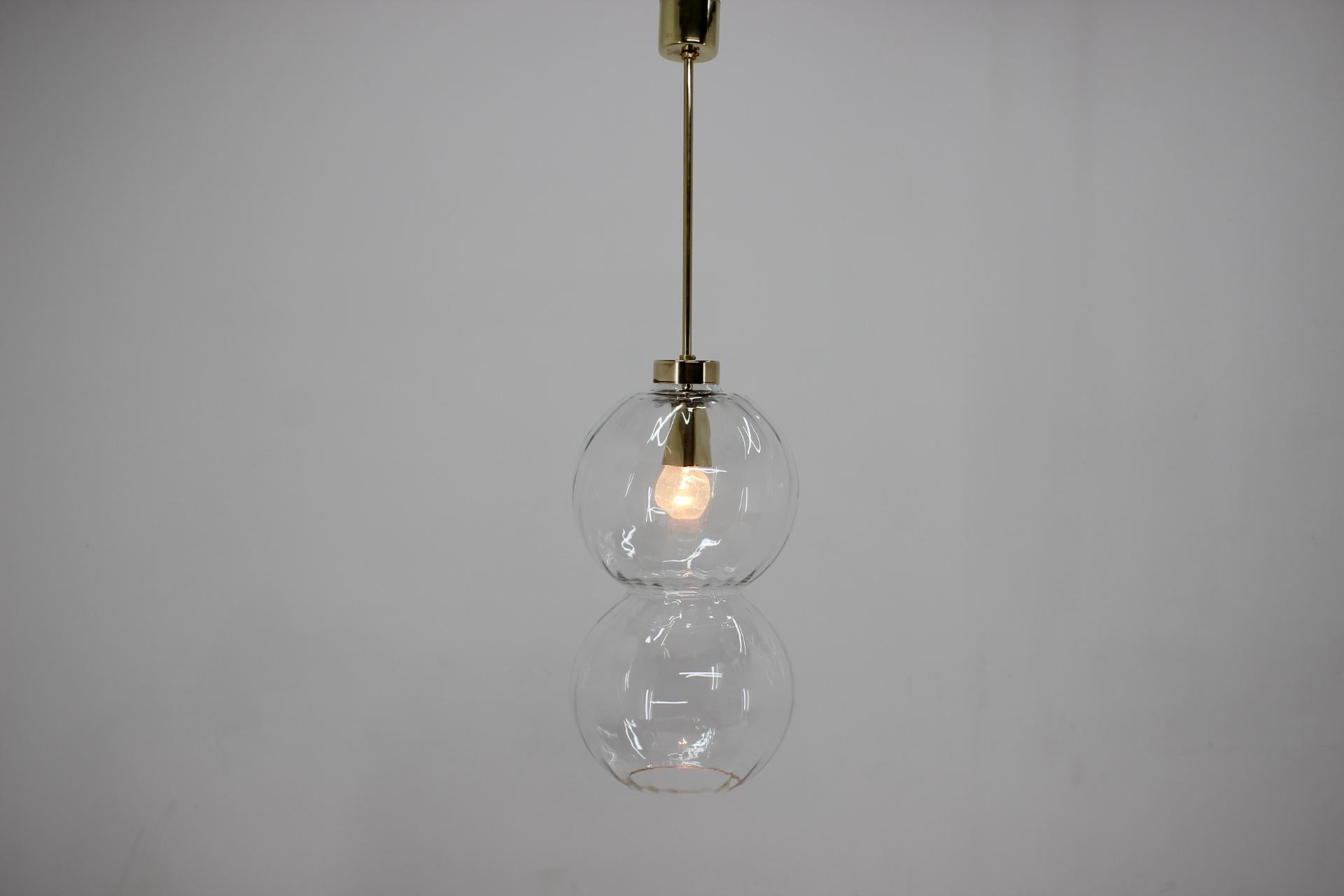 Métal Ensemble de six suspensions en verre au design faites à la main, Tchécoslovaquie, 1970 en vente