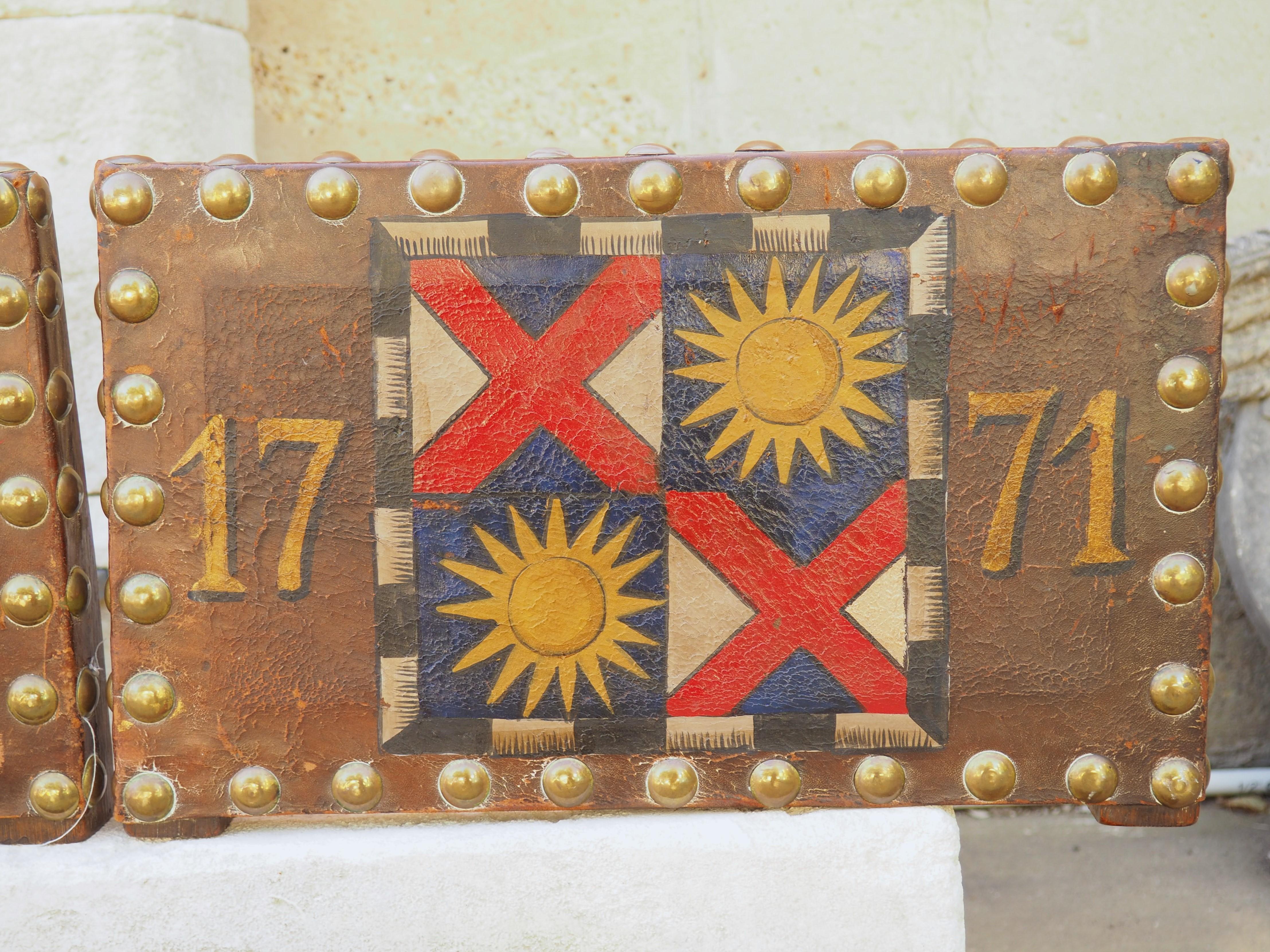 Fine XIX secolo Set di sei schienali per sedie in pelle borchiata dipinti a mano in Spagna, C.C. 1880 in vendita