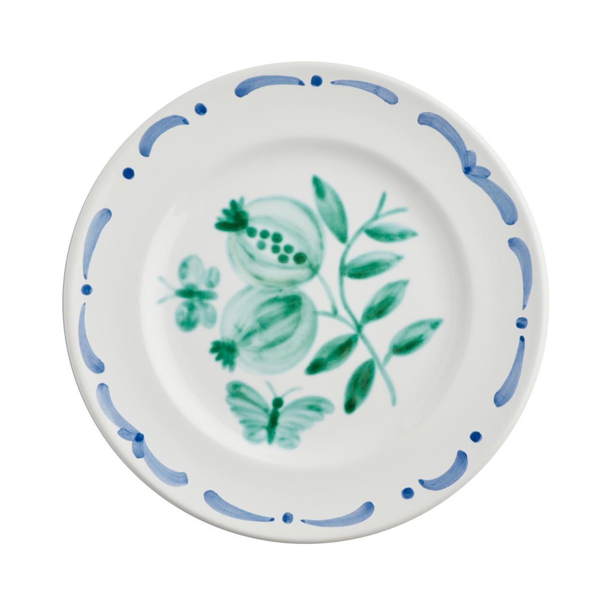 Set aus sechs handbemalten Keramik-Tellern im Landhausstil. Verziert mit einem handgemalten grünen Granatapfeldekor in der Mitte und einer freihändig gemalten Girlande in Blau. Die Girlande kann in verschiedenen Farben bestellt werden. Hergestellt