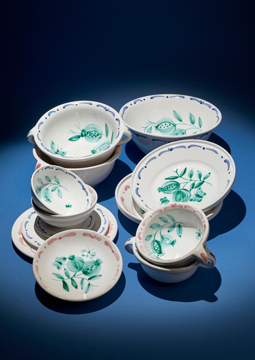 Set aus sechs Keramik-Esstellern im Landhausstil von Sofina Boutique Kitzbhel (Handbemalt) im Angebot