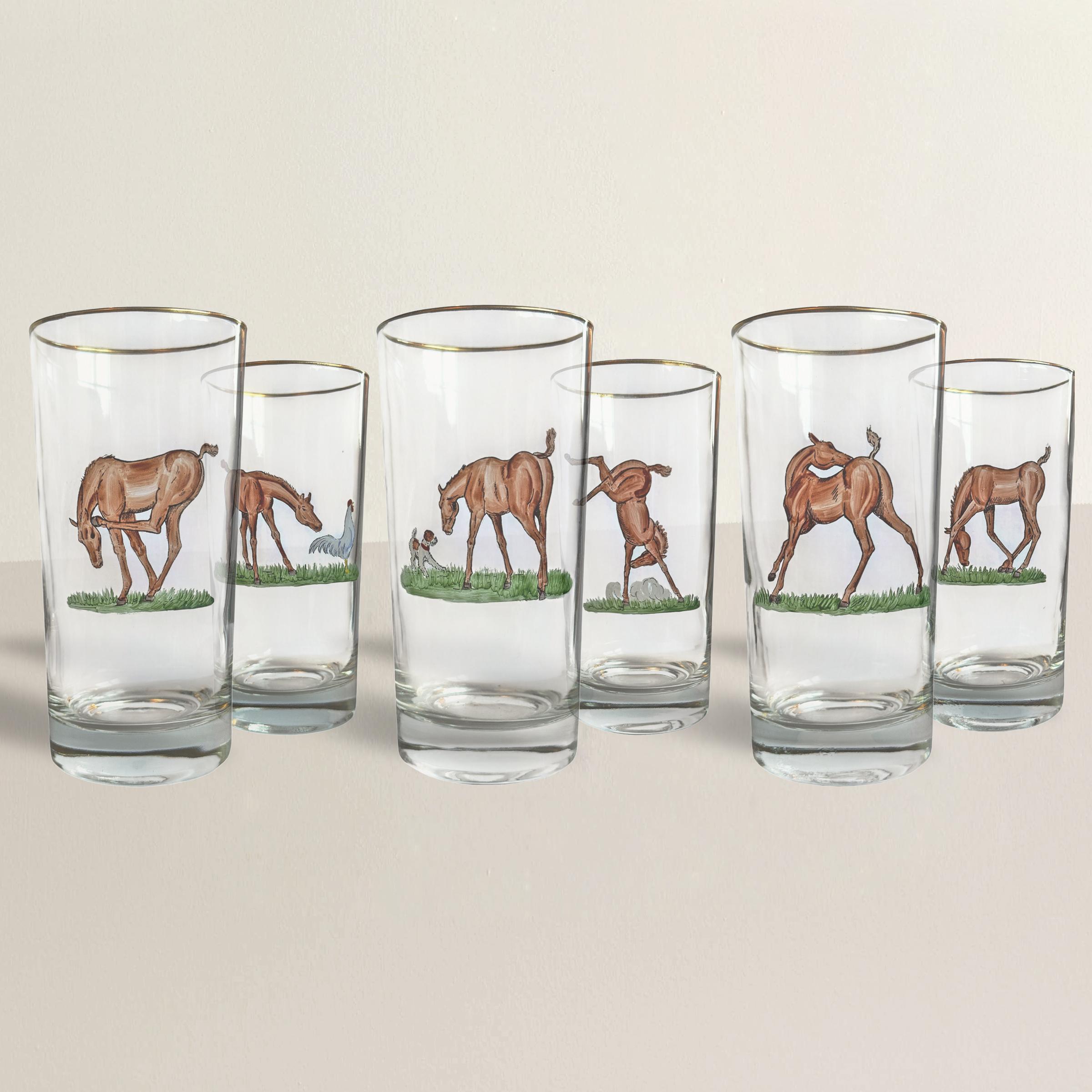 Questo set di sei bicchieri highball, dipinti a mano da Frank Vosmansky negli anni '50, è un delizioso omaggio allo spirito indomito di un giovane puledro. Ogni bicchiere raffigura il puledro in una diversa posa giocosa, dall'istigazione di un gallo