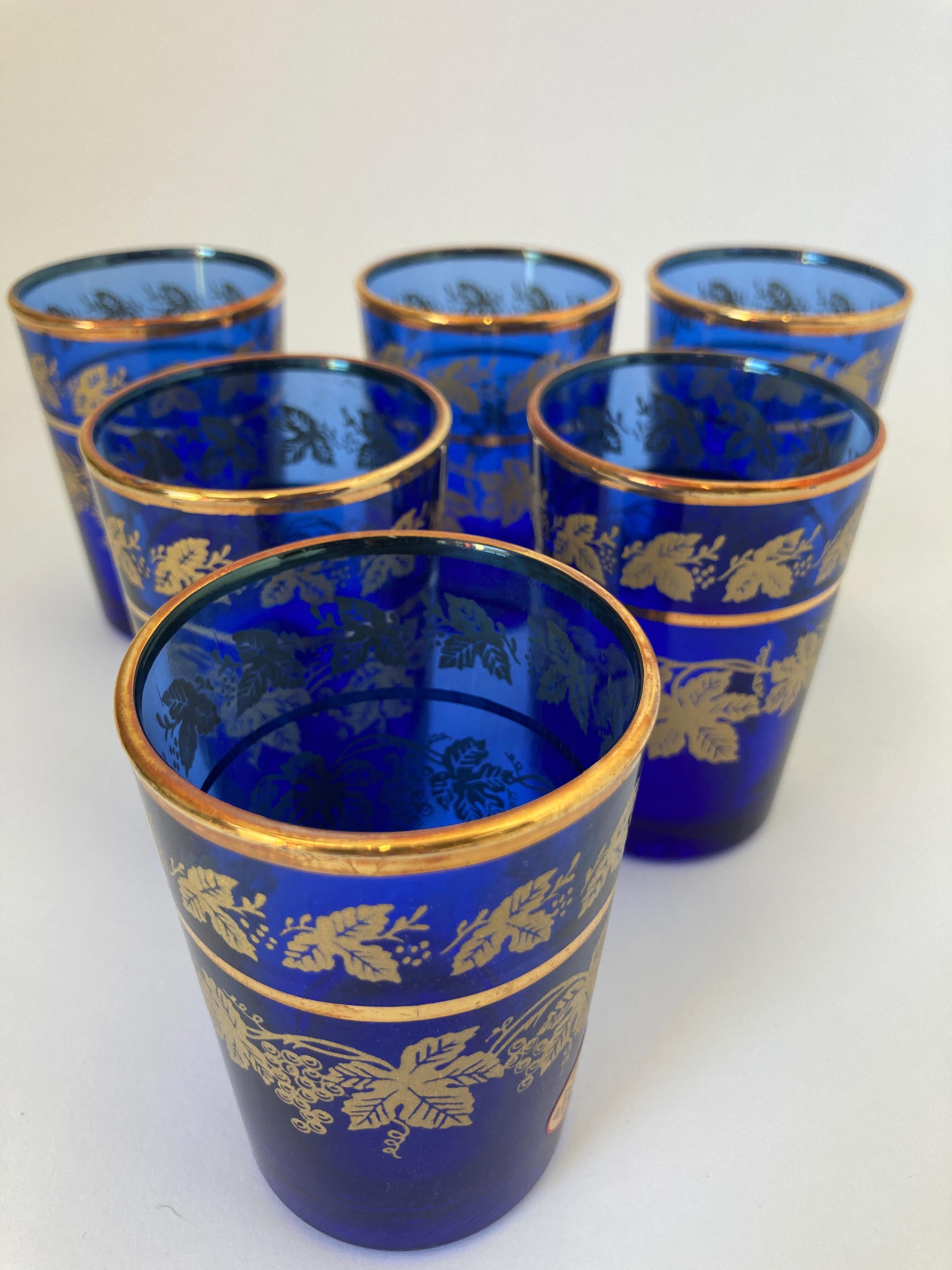 Fait main Ensemble de six verres mauresques bleus et dorés soufflés à la main en vente