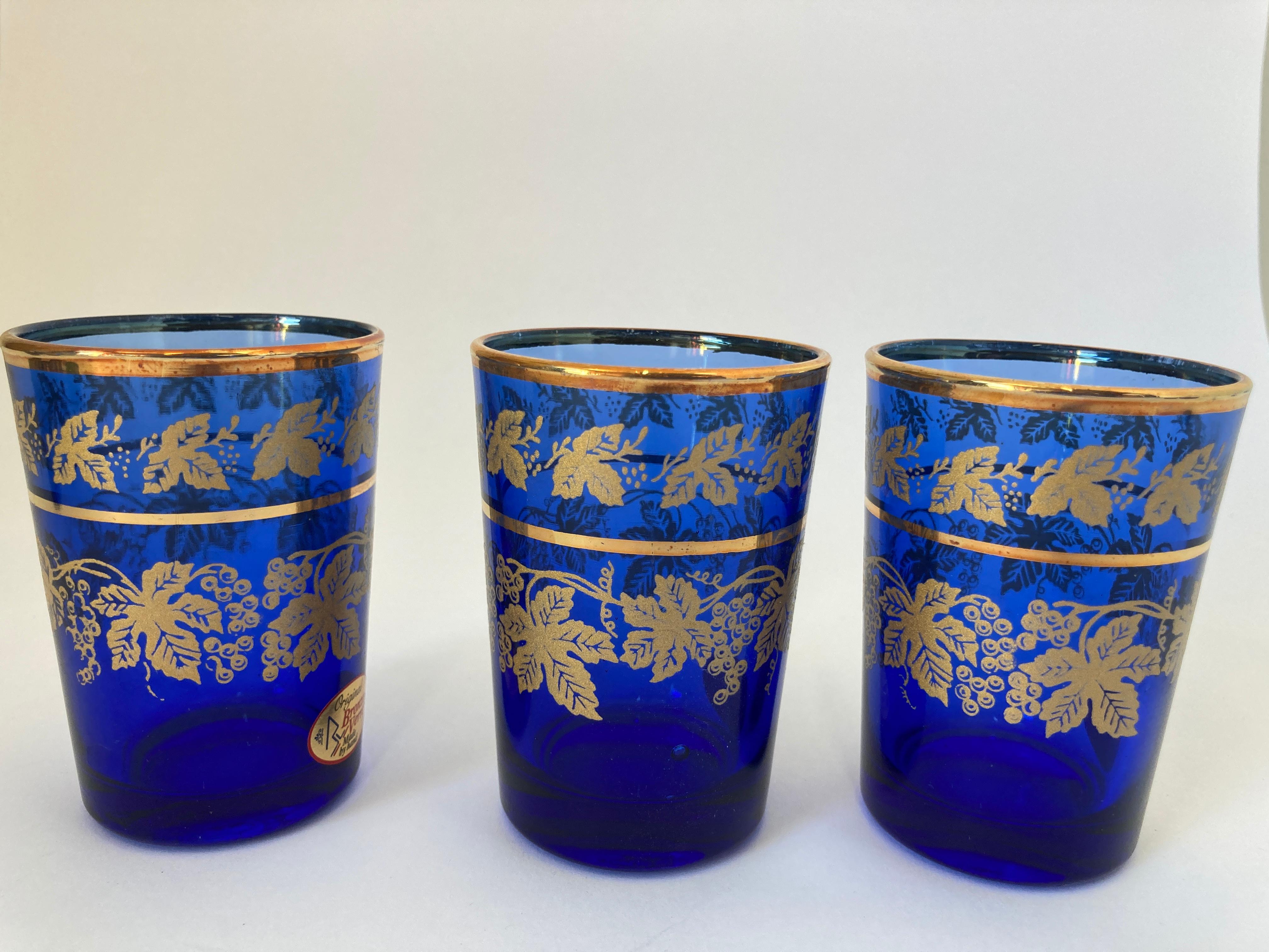 20ième siècle Ensemble de six verres mauresques bleus et dorés soufflés à la main en vente