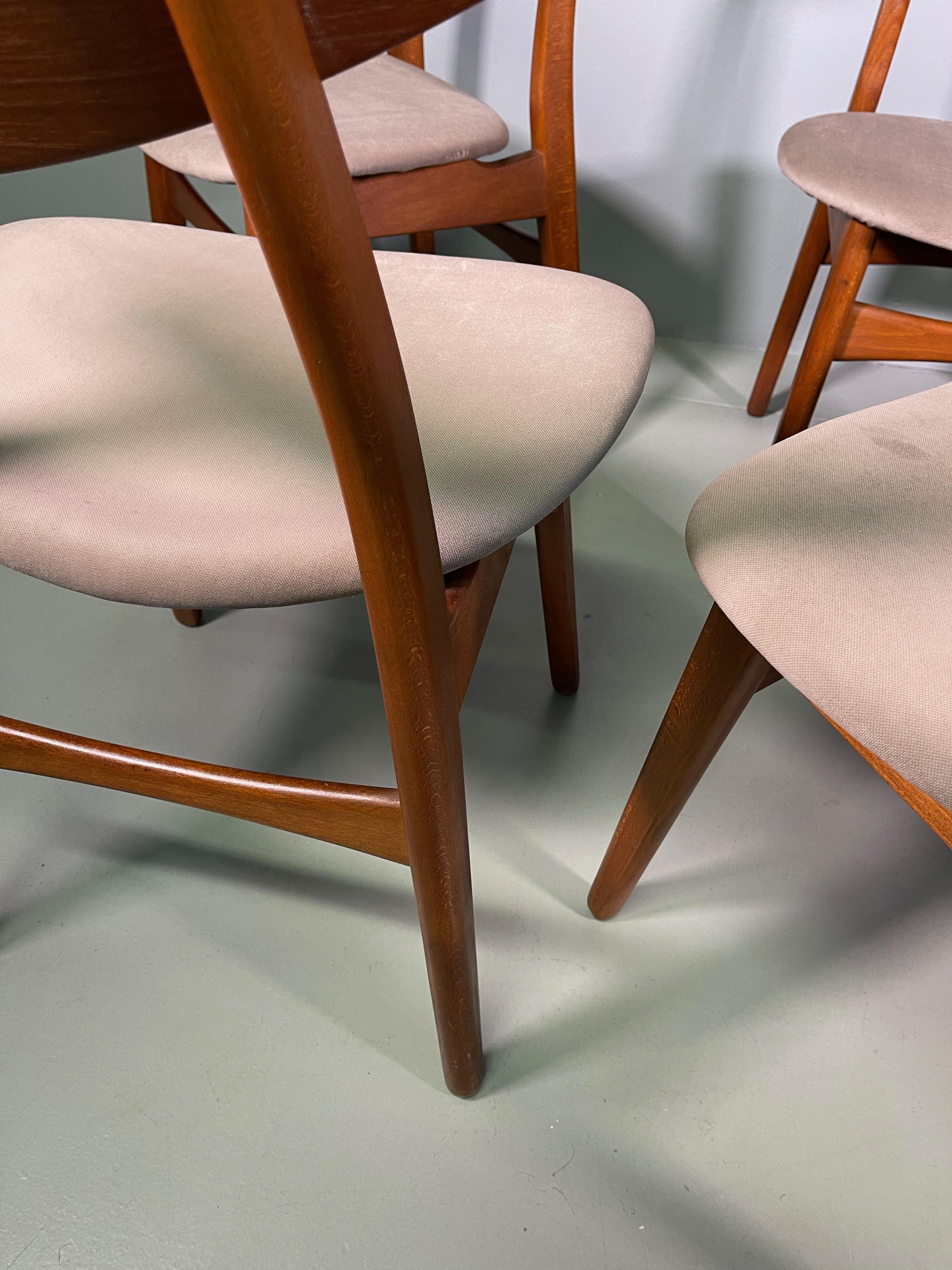 Set of Six Hans Wegner CH-30 Dining Chairs Produced by Carl Hansen For Sale 1