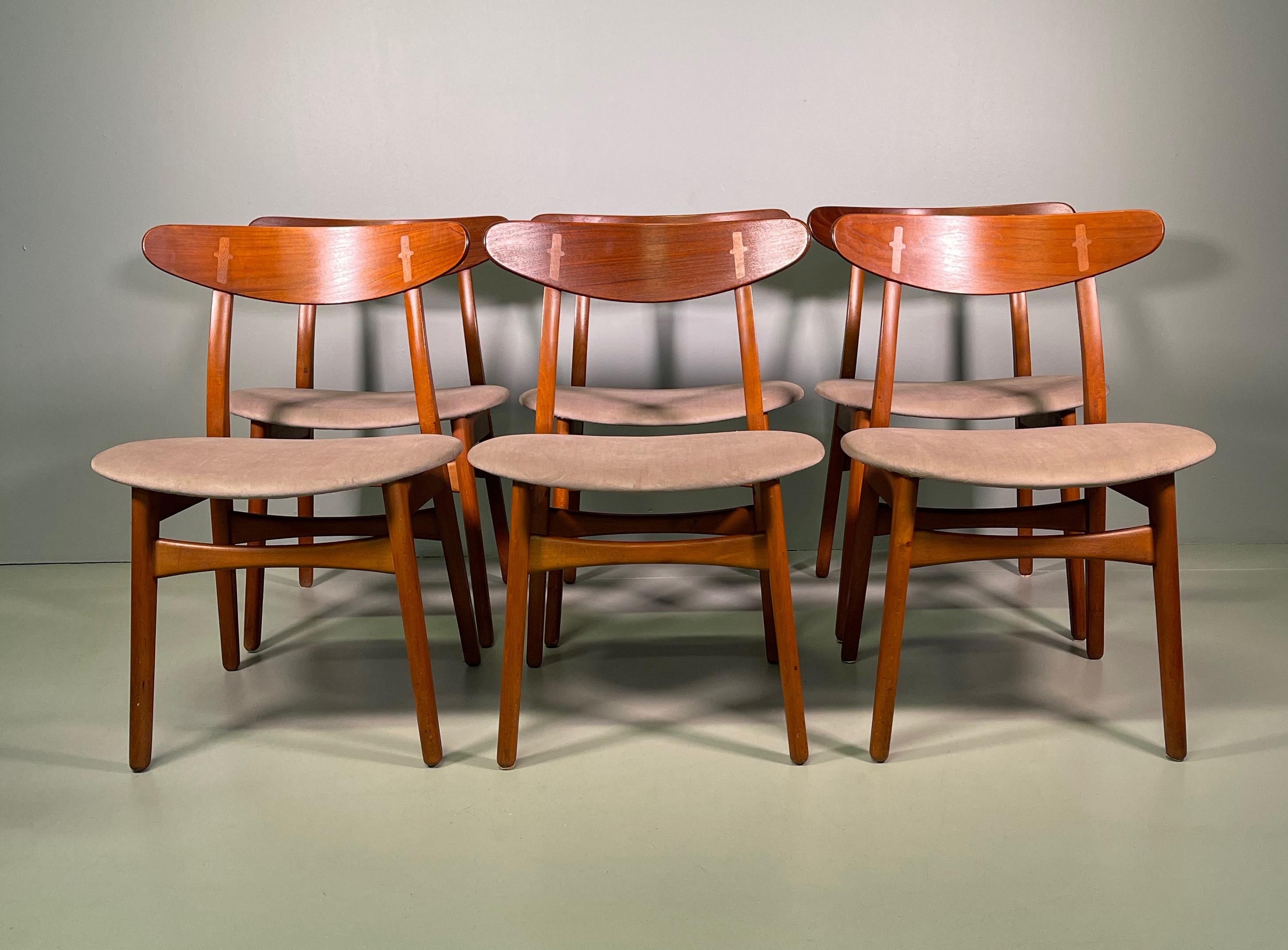 Satz von sechs Hans Wegner CH-30 Esszimmerstühlen, hergestellt von Carl Hansen.