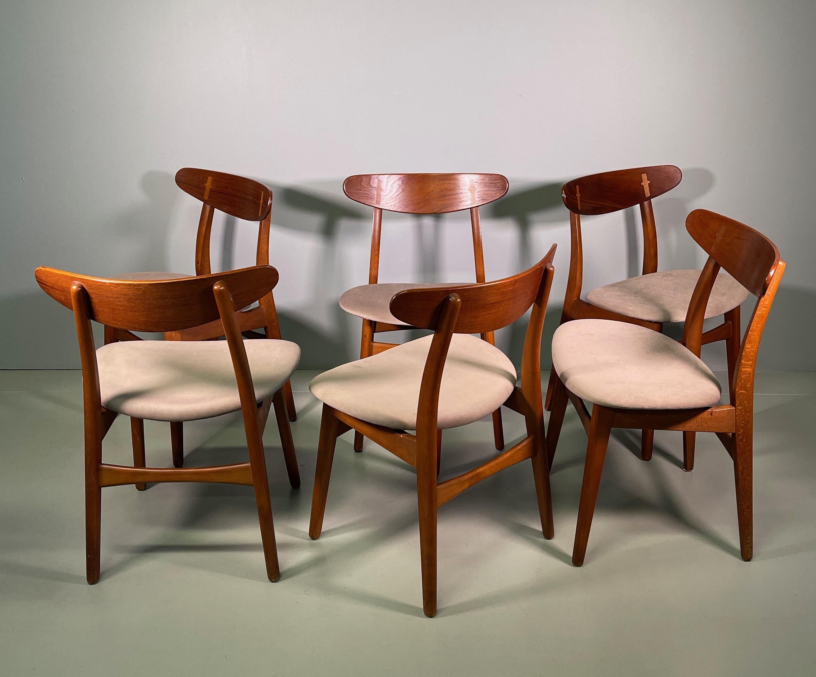 Danois Ensemble de six chaises de salle à manger CH-30 de Hans Wegner produites par Carl Hansen en vente