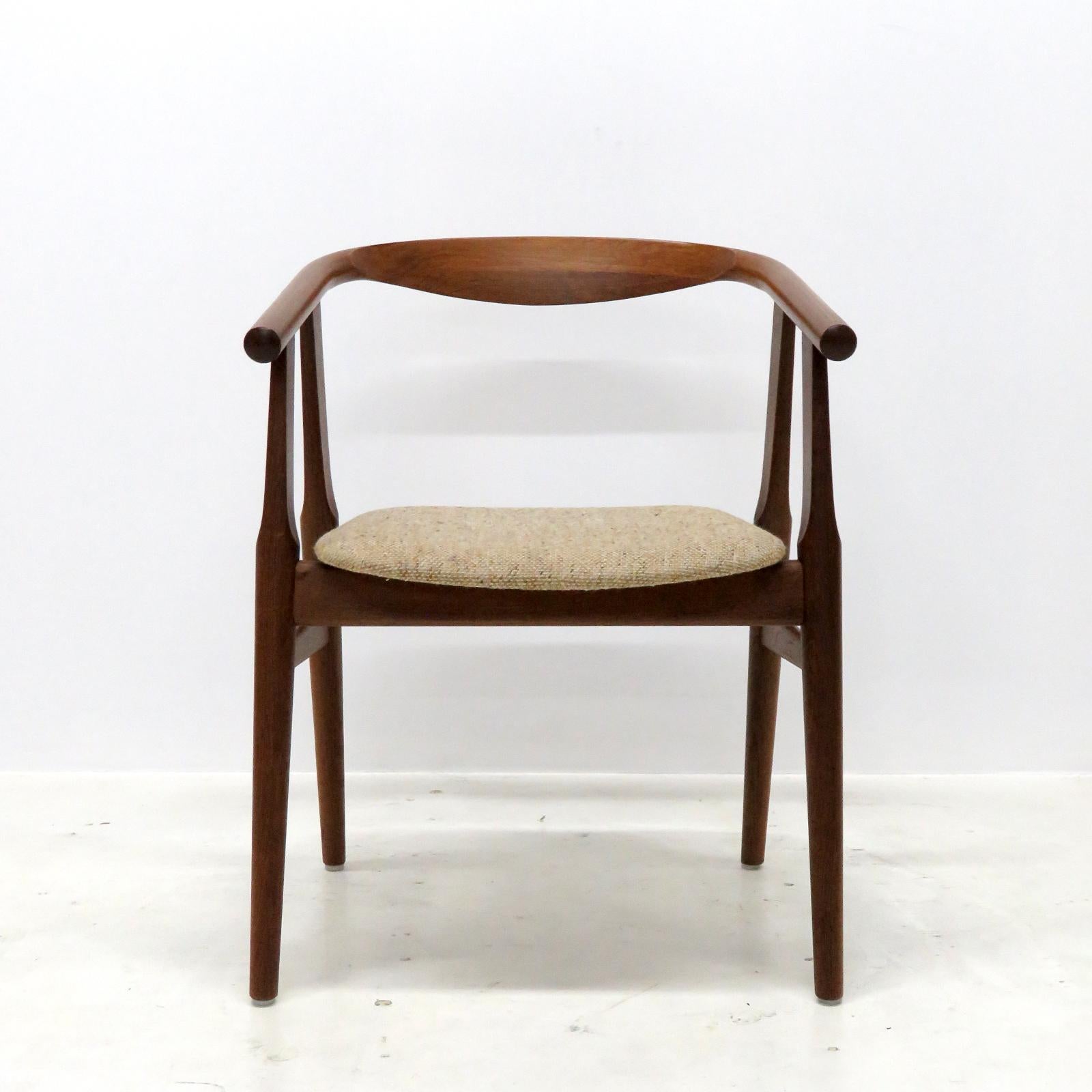 Wonderful set of six dining room chairs, model GE525, designed by Hans J. Wegner and manufactured by GETAMA in the 1960s, in smoked oak and light colored, speckled wool upholstery, marked, listed as a set of 6.
