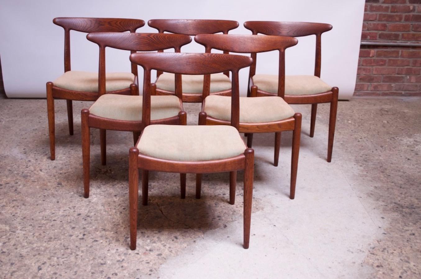 Set of six dining chairs designed in 1953 by Hans Wegner and manufactured by C.M. Madsen in Denmark. Organic, sculptural-form backrests and elegantly tapered legs all in solid, stained oak with vivid grain.
Newly upholstered in a silk fabric in