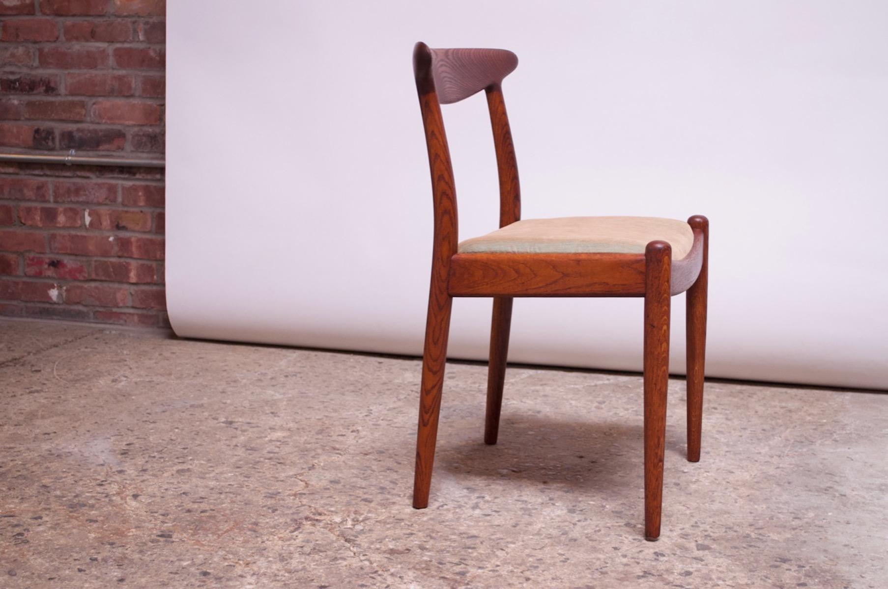 Mid-Century Modern Set of Six Hans Wegner W2 Dining Chairs for C.M. Madsen in Oak