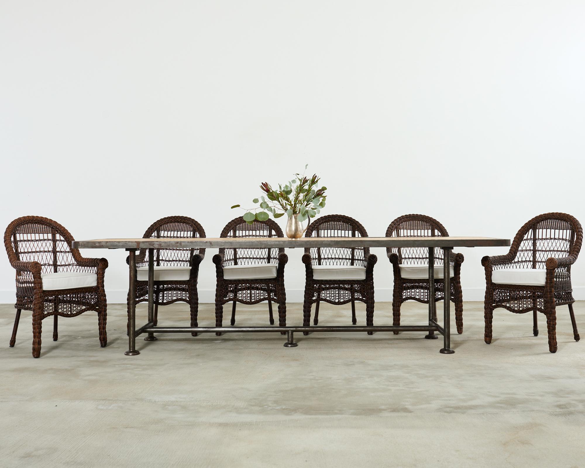 Ensemble élégant de six chaises de patio et de jardin en osier tressé, fabriquées dans les arts et l'artisanat de Harbor. L'ensemble comprend tous les fauteuils avec des dossiers ronds gracieusement courbés. Les chaises sont fabriquées en résine