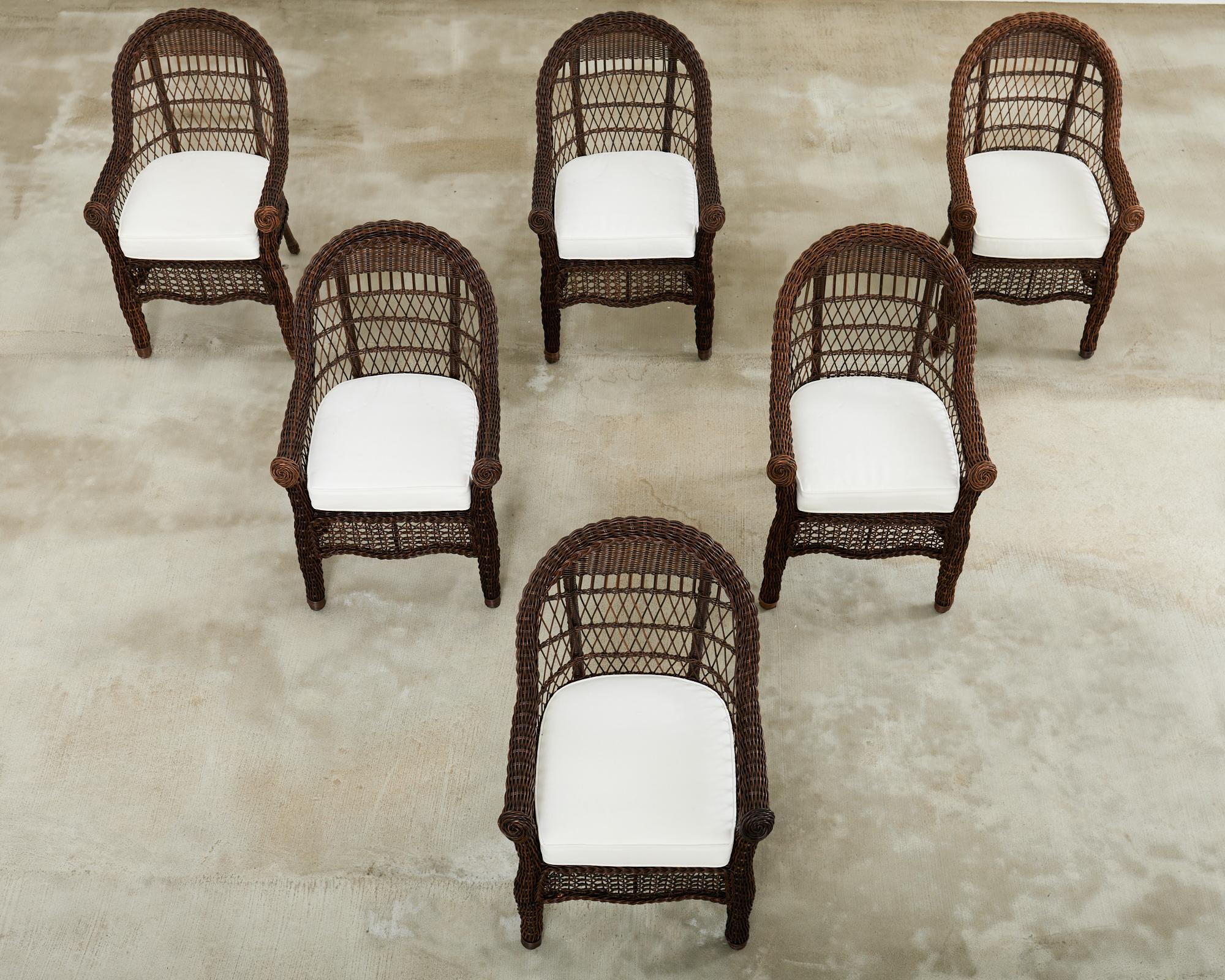 Arts and Crafts Ensemble de six chaises de jardin en osier et résine tissée de style Harbor en vente