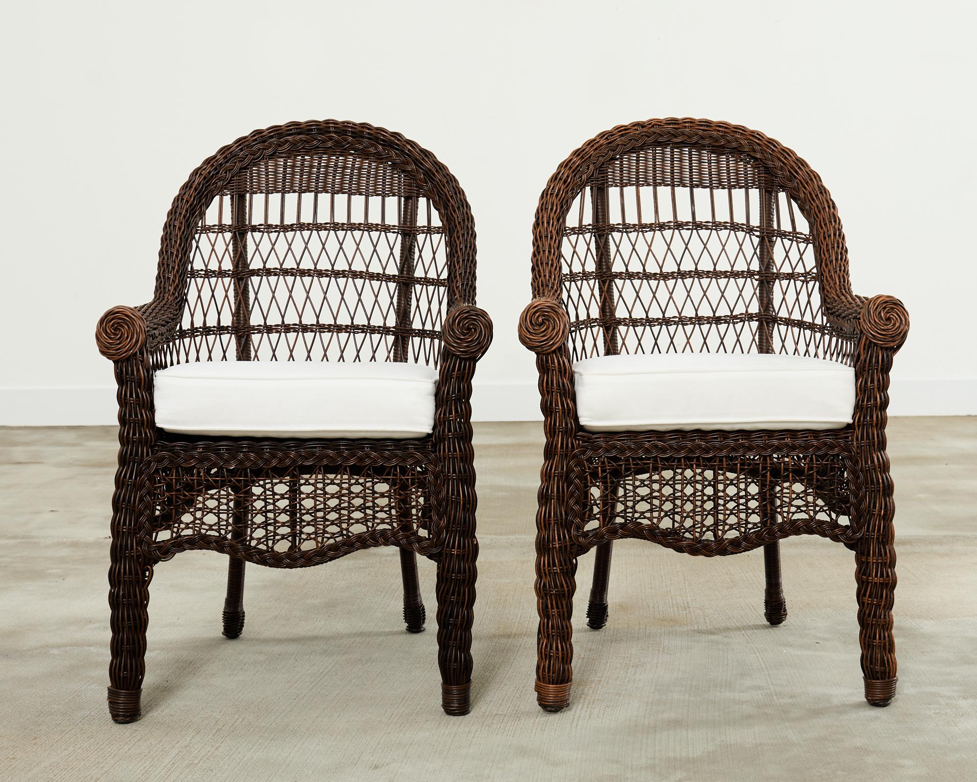 Ensemble de six chaises de jardin en osier et résine tissée de style Harbor Bon état - En vente à Rio Vista, CA