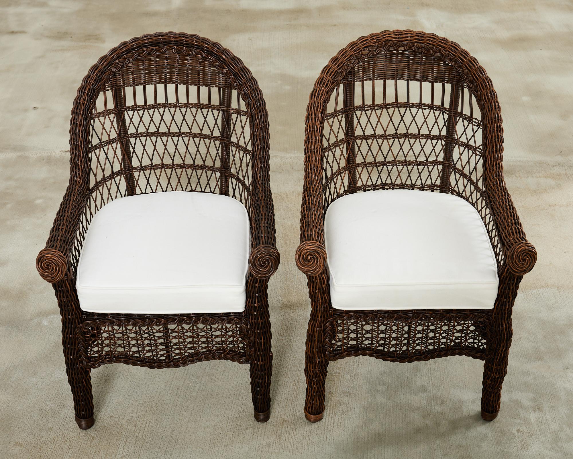 XXIe siècle et contemporain Ensemble de six chaises de jardin en osier et résine tissée de style Harbor en vente