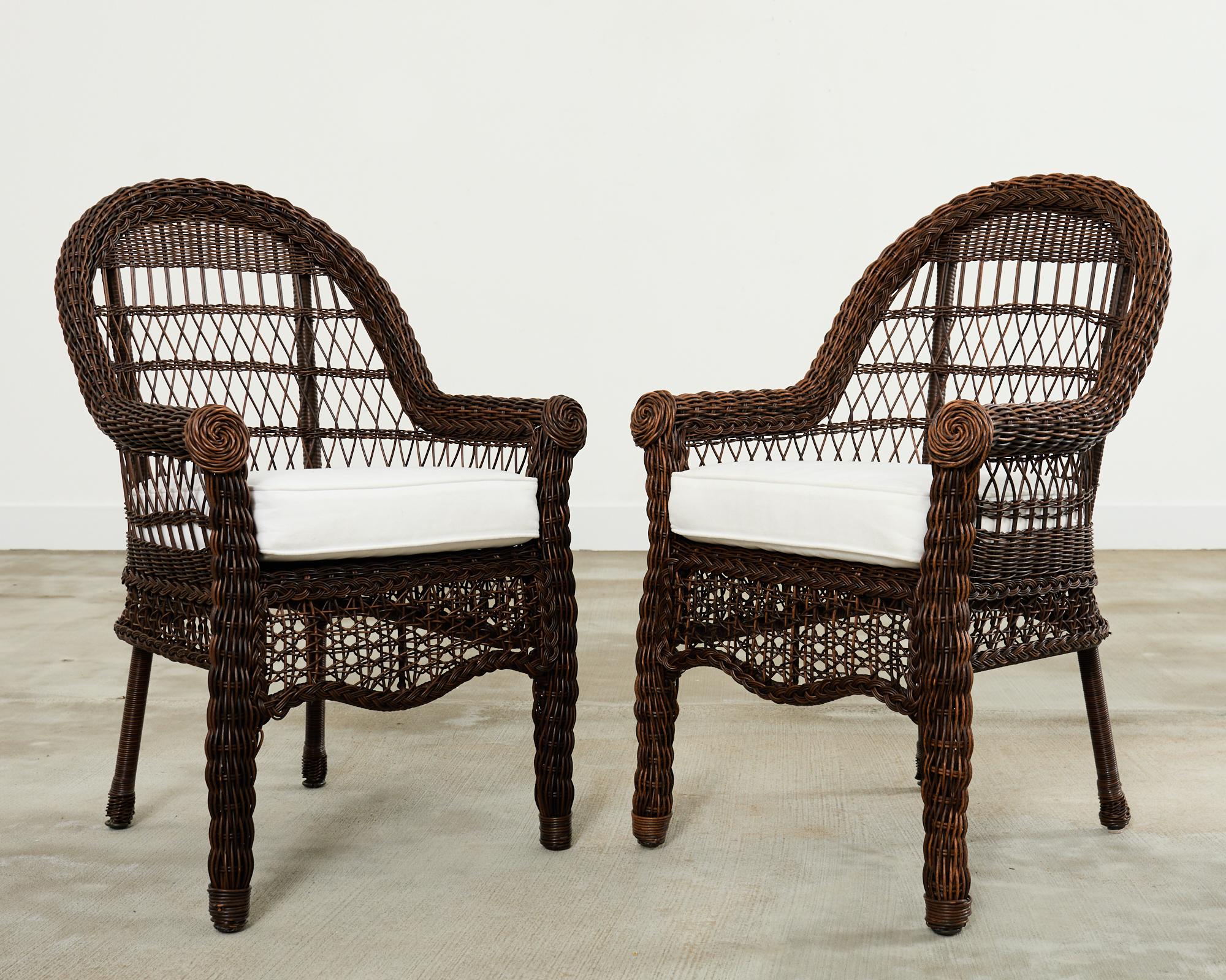 Tissu Ensemble de six chaises de jardin en osier et résine tissée de style Harbor en vente
