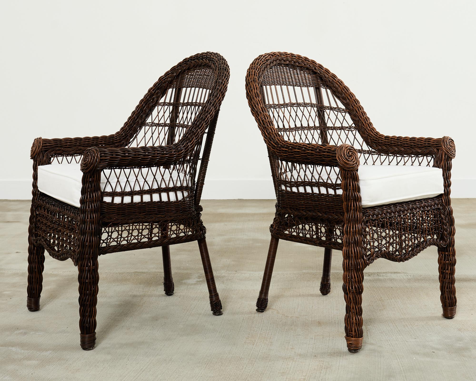 Ensemble de six chaises de jardin en osier et résine tissée de style Harbor en vente 1